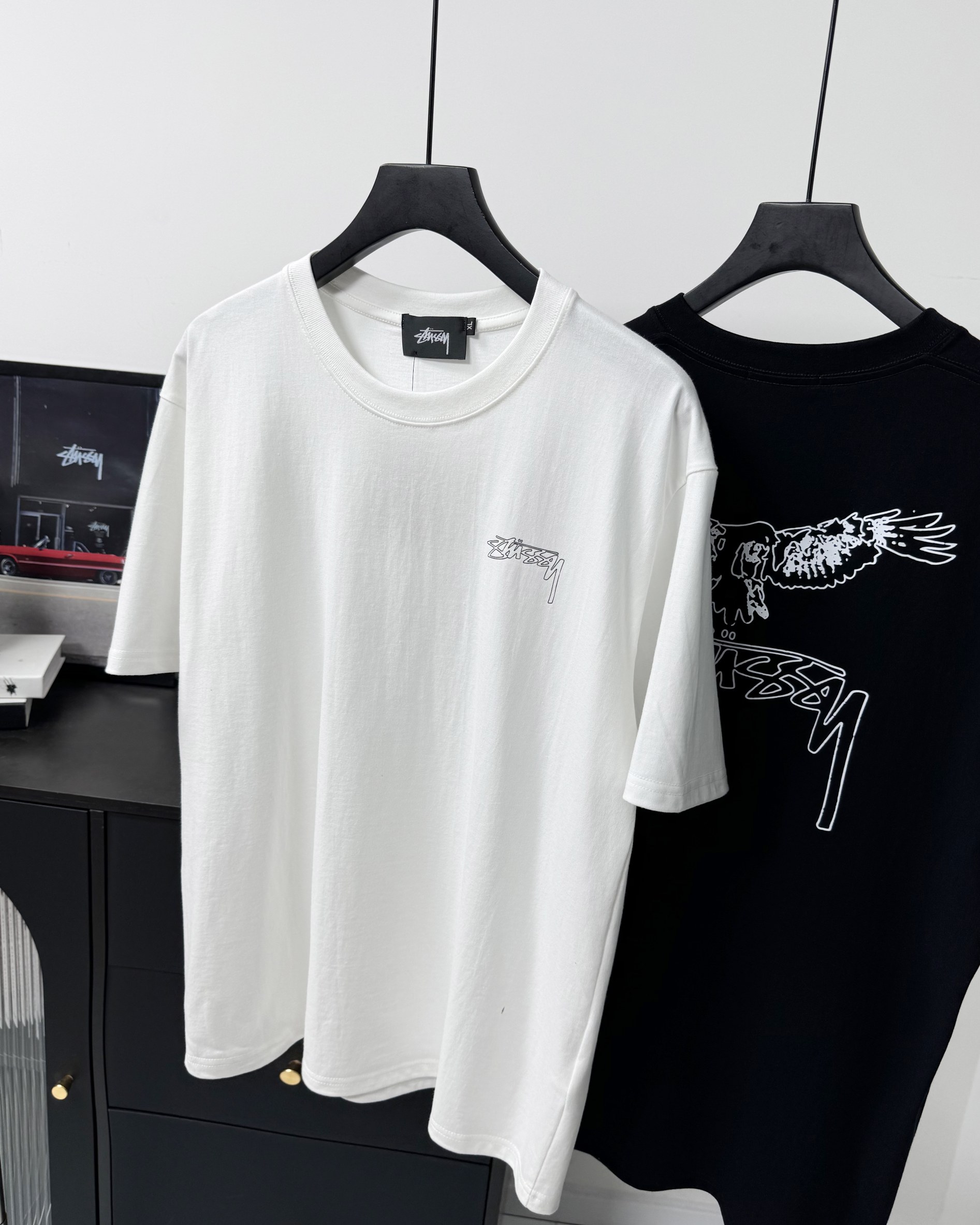 💰75
Stussy 斯图西老鹰LOIO圆领短袖T恤|
-标准版型
-男女同款
-纯棉260g双纱纯棉面料 透气性 舒适性 功能性全部都做到了极致!
-前后的印花图案都是进口水浆材质
-全部原厂原版定制1:1全套辅料 包装
#高街鼻祖 STUSSY斯图西,起源于美国南加州冲浪圣地,2025最新文化涂鸦系列,重磅联名经典街头潮牌、出街行头焕发活力新意,Stussy前卫和与众不同的风格让人印象深刻,也从此成为了街头品牌里的OG之一。
颜色 :白色 黑色
尺码:m-3xl
M L XL xxl 3xl
衣长 68 70 73 75 77
胸围104 108 112 116 120
肩宽 52 54 56 58 60
袖长 18 19 20 21 22