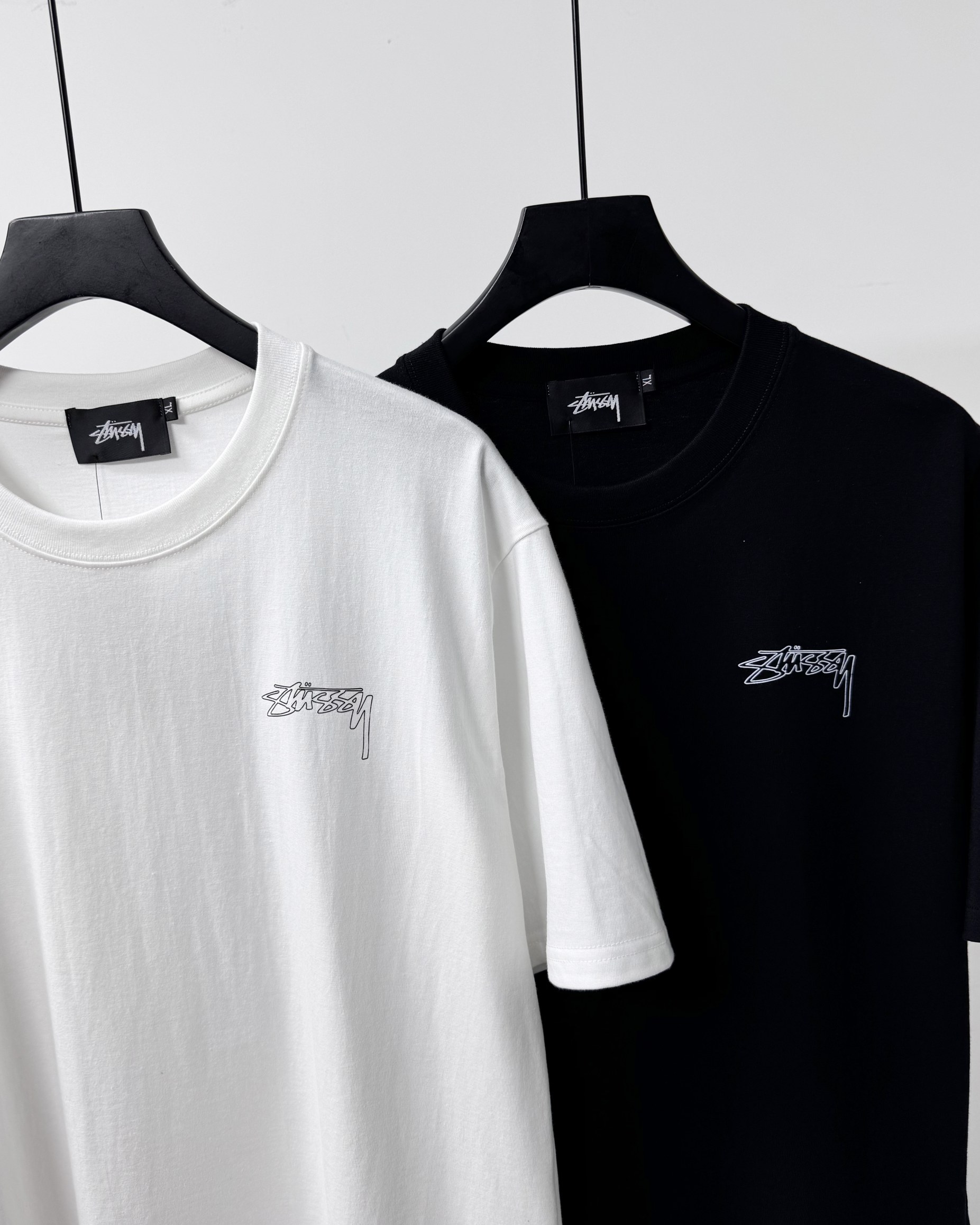 💰75
Stussy 斯图西老鹰LOIO圆领短袖T恤|
-标准版型
-男女同款
-纯棉260g双纱纯棉面料 透气性 舒适性 功能性全部都做到了极致!
-前后的印花图案都是进口水浆材质
-全部原厂原版定制1:1全套辅料 包装
#高街鼻祖 STUSSY斯图西,起源于美国南加州冲浪圣地,2025最新文化涂鸦系列,重磅联名经典街头潮牌、出街行头焕发活力新意,Stussy前卫和与众不同的风格让人印象深刻,也从此成为了街头品牌里的OG之一。
颜色 :白色 黑色
尺码:m-3xl
M L XL xxl 3xl
衣长 68 70 73 75 77
胸围104 108 112 116 120
肩宽 52 54 56 58 60
袖长 18 19 20 21 22