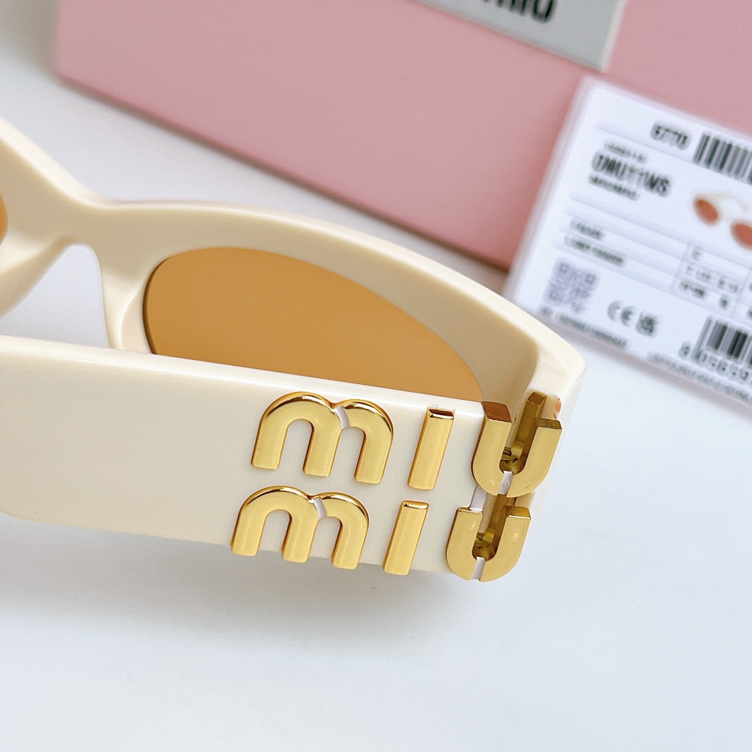  高版大logo 非市面通货‼️‼️
MIUMIU墨镜可盐可甜！！！太喜欢了！！
美女子们怎么可以没有一