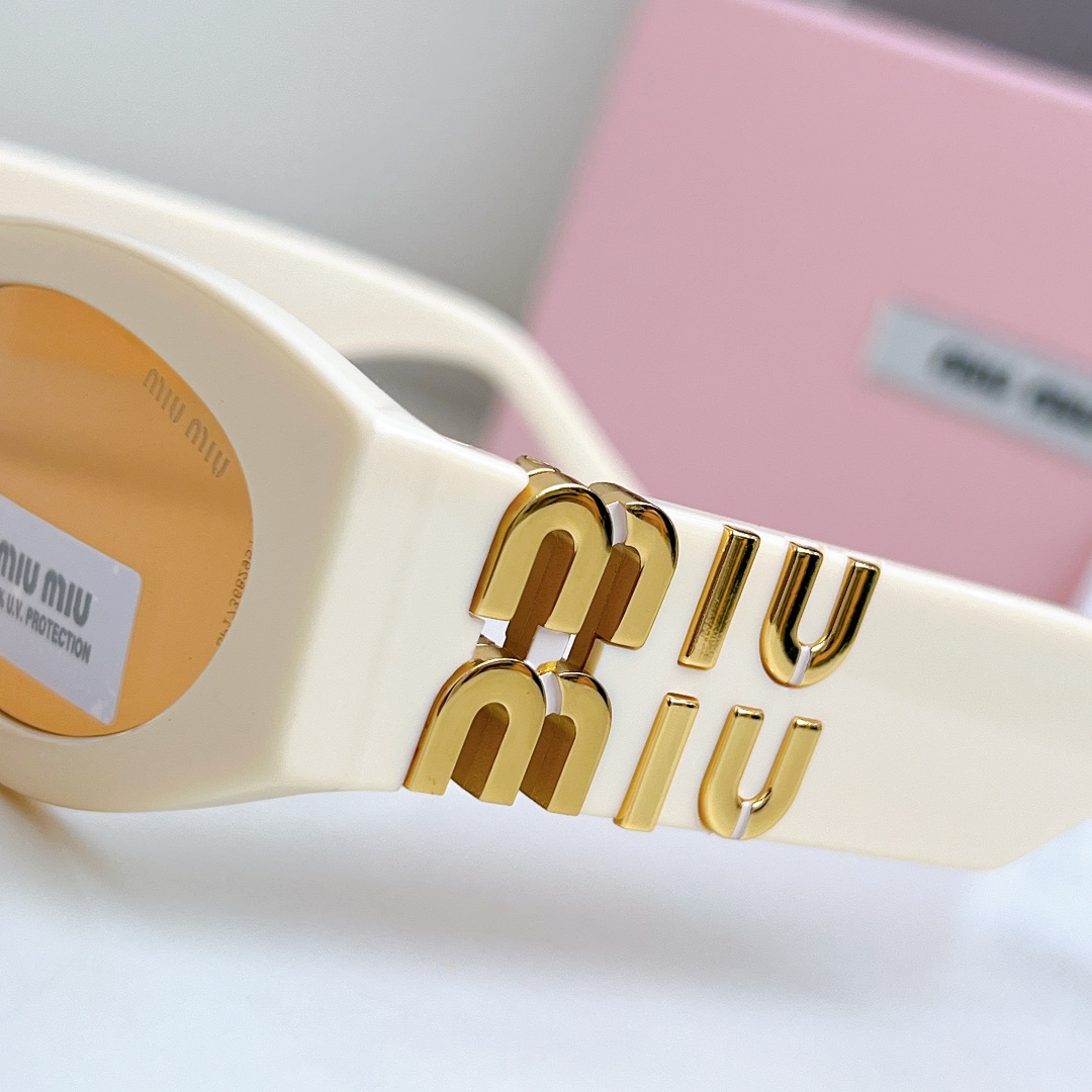  高版大logo 非市面通货‼️‼️
MIUMIU墨镜可盐可甜！！！太喜欢了！！
美女子们怎么可以没有一