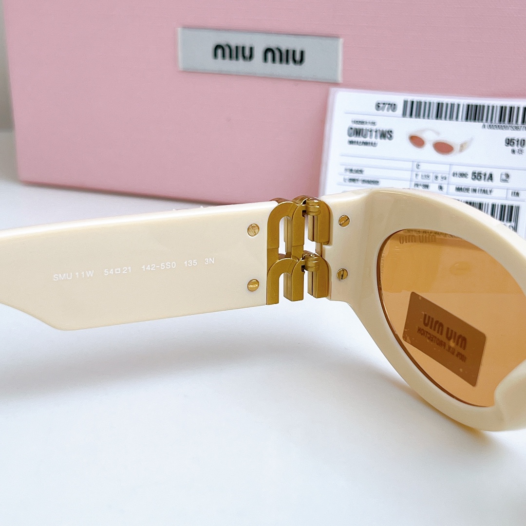  高版大logo 非市面通货‼️‼️
MIUMIU墨镜可盐可甜！！！太喜欢了！！
美女子们怎么可以没有一