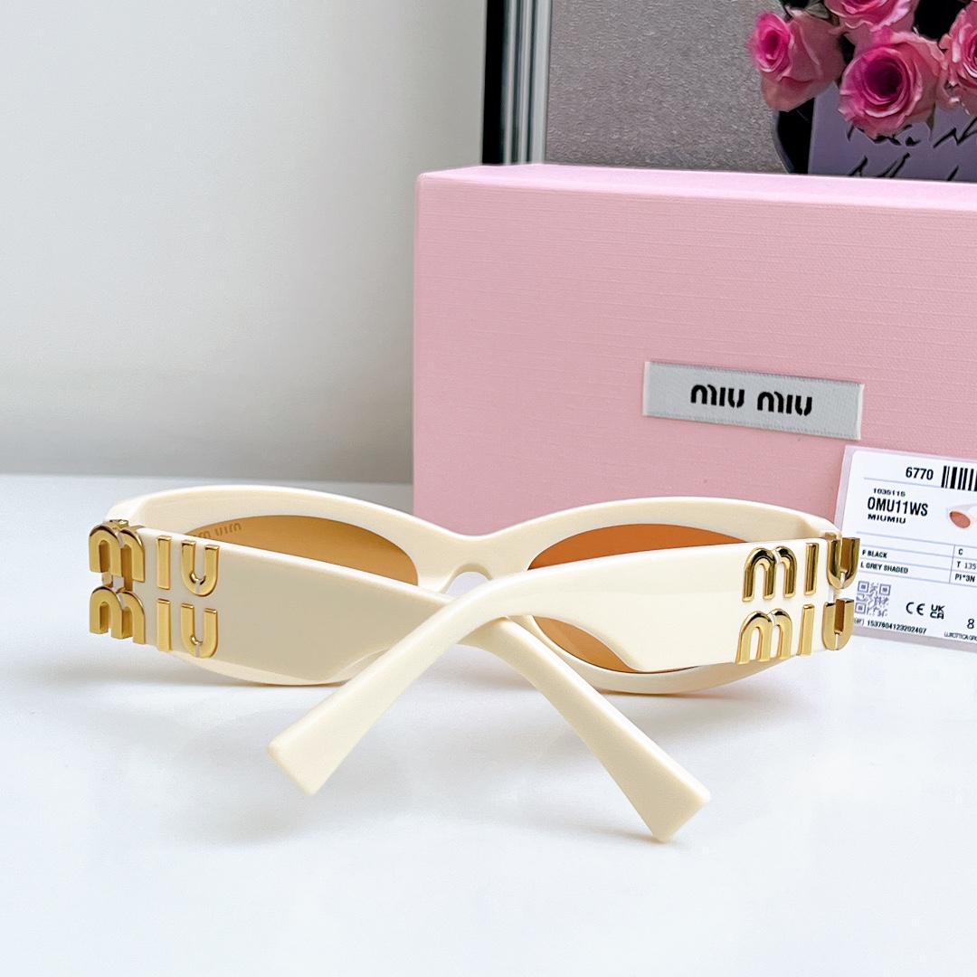  高版大logo 非市面通货‼️‼️
MIUMIU墨镜可盐可甜！！！太喜欢了！！
美女子们怎么可以没有一