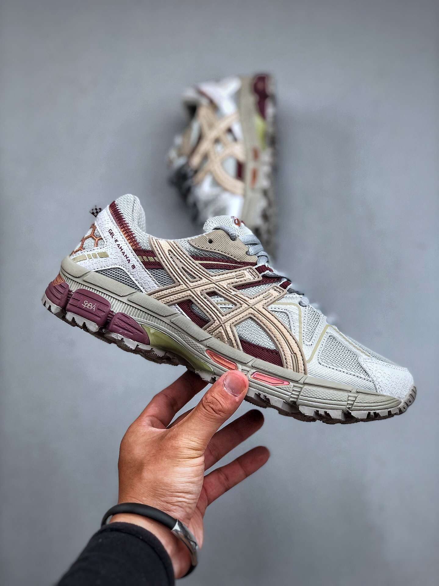 💰200
ASICS GEL-KAHANA K8 复古单品亚瑟士越野跑步鞋抓地稳定运动鞋缓震耐磨跑鞋 GEL-KAHANA系列为实用级越野跑鞋 融合机能和户外潮流强势回归 科技GEL内置于后跟 配合SPEVA弹性中底 减轻落地时地面对脚部的冲击力 中底内侧DYNAMIC DUOMAX 双密度防倾斜装置和中足补强结构 以及后跟几何形状构造 多方面支撑保护 AHAR耐磨橡胶大底 配合沟槽纹路设计 增强抓地力 后足GEL缓冲系统 减轻冲击时的冲击 实现平稳过渡 Trusstic系统 减少鞋底的重量 同时保留了鞋子结构的完整性
货号:1011B109-400
尺码:36-45