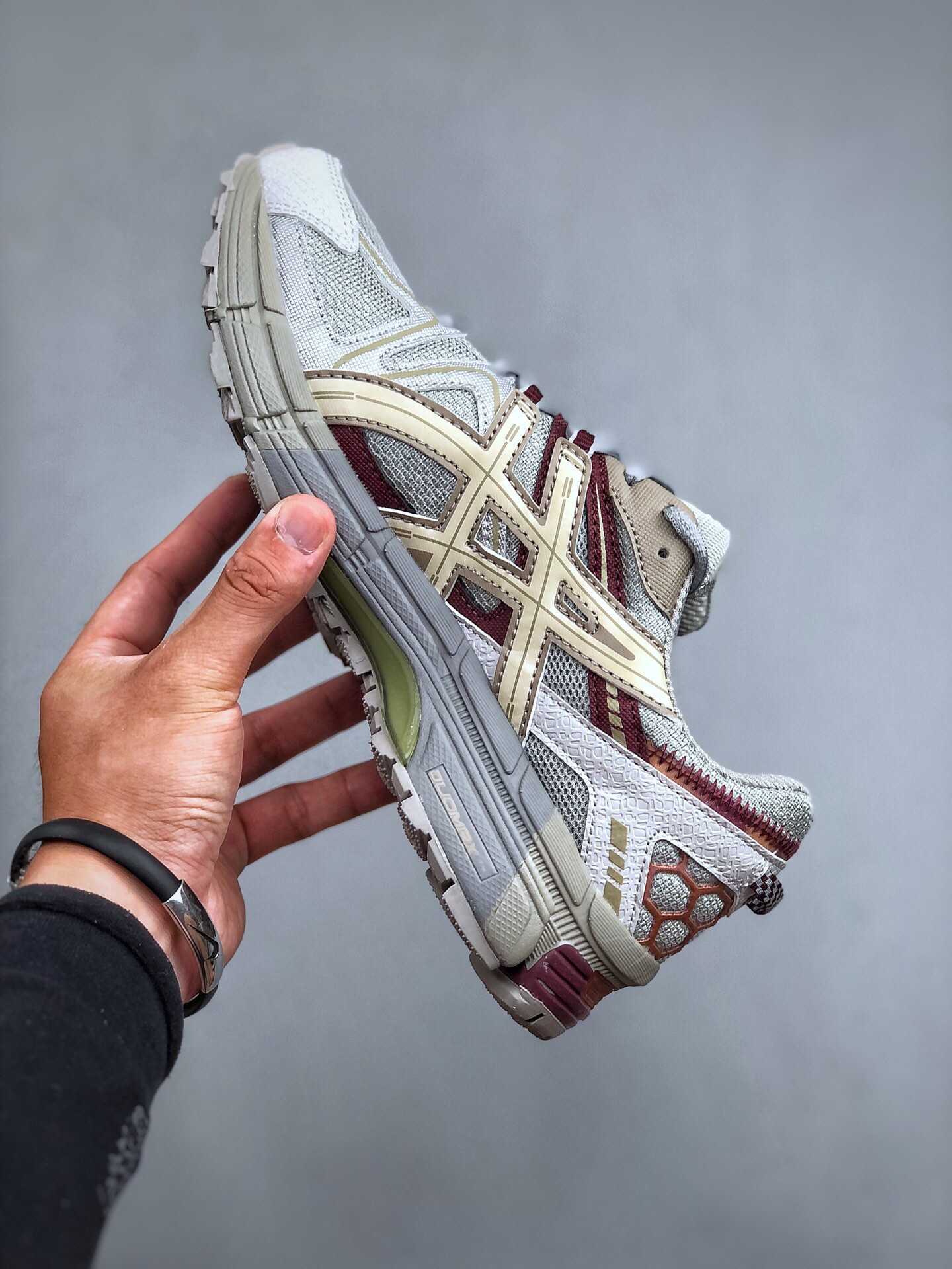 💰200
ASICS GEL-KAHANA K8 复古单品亚瑟士越野跑步鞋抓地稳定运动鞋缓震耐磨跑鞋 GEL-KAHANA系列为实用级越野跑鞋 融合机能和户外潮流强势回归 科技GEL内置于后跟 配合SPEVA弹性中底 减轻落地时地面对脚部的冲击力 中底内侧DYNAMIC DUOMAX 双密度防倾斜装置和中足补强结构 以及后跟几何形状构造 多方面支撑保护 AHAR耐磨橡胶大底 配合沟槽纹路设计 增强抓地力 后足GEL缓冲系统 减轻冲击时的冲击 实现平稳过渡 Trusstic系统 减少鞋底的重量 同时保留了鞋子结构的完整性
货号:1011B109-400
尺码:36-45