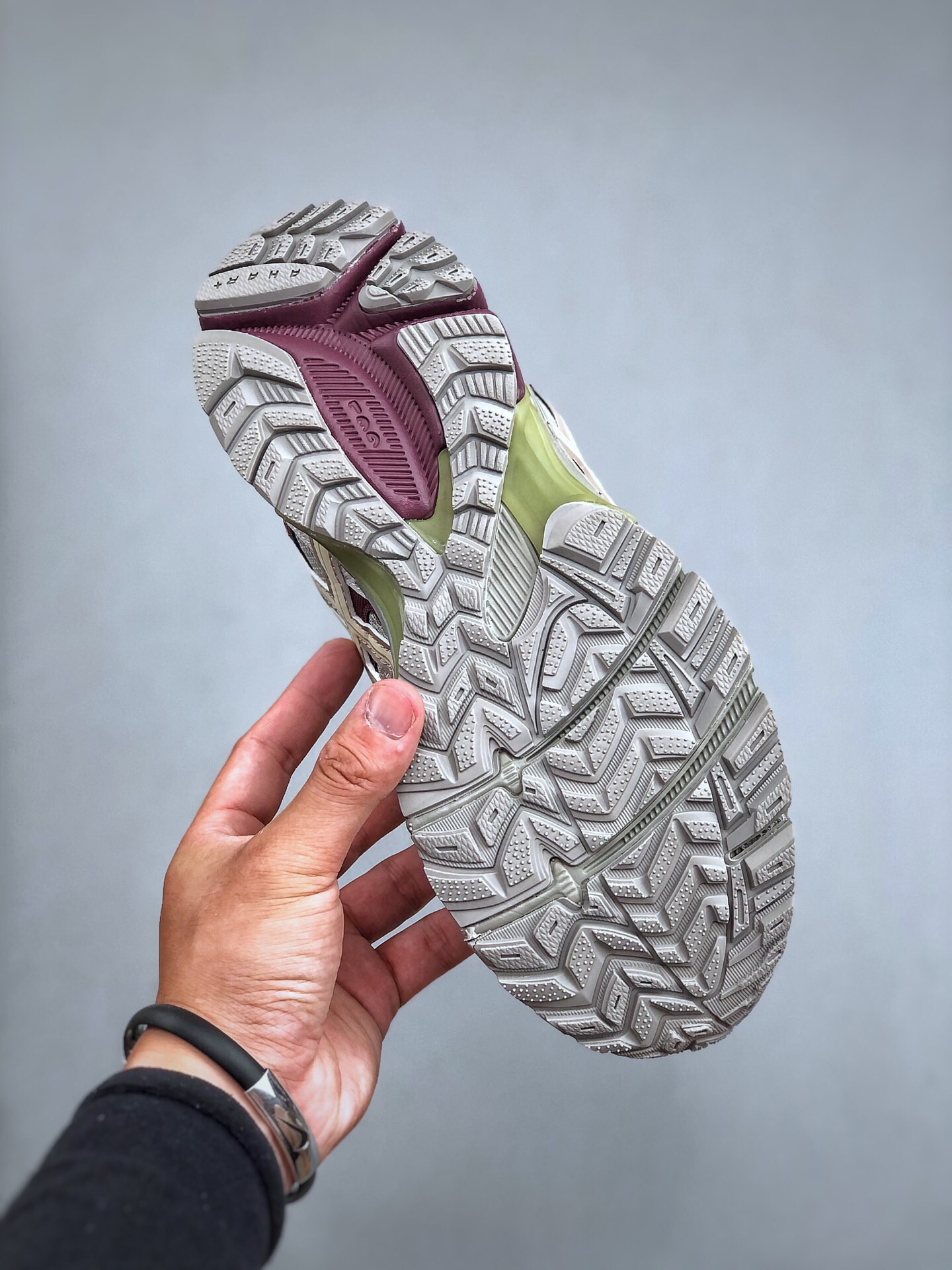 💰200
ASICS GEL-KAHANA K8 复古单品亚瑟士越野跑步鞋抓地稳定运动鞋缓震耐磨跑鞋 GEL-KAHANA系列为实用级越野跑鞋 融合机能和户外潮流强势回归 科技GEL内置于后跟 配合SPEVA弹性中底 减轻落地时地面对脚部的冲击力 中底内侧DYNAMIC DUOMAX 双密度防倾斜装置和中足补强结构 以及后跟几何形状构造 多方面支撑保护 AHAR耐磨橡胶大底 配合沟槽纹路设计 增强抓地力 后足GEL缓冲系统 减轻冲击时的冲击 实现平稳过渡 Trusstic系统 减少鞋底的重量 同时保留了鞋子结构的完整性
货号:1011B109-400
尺码:36-45