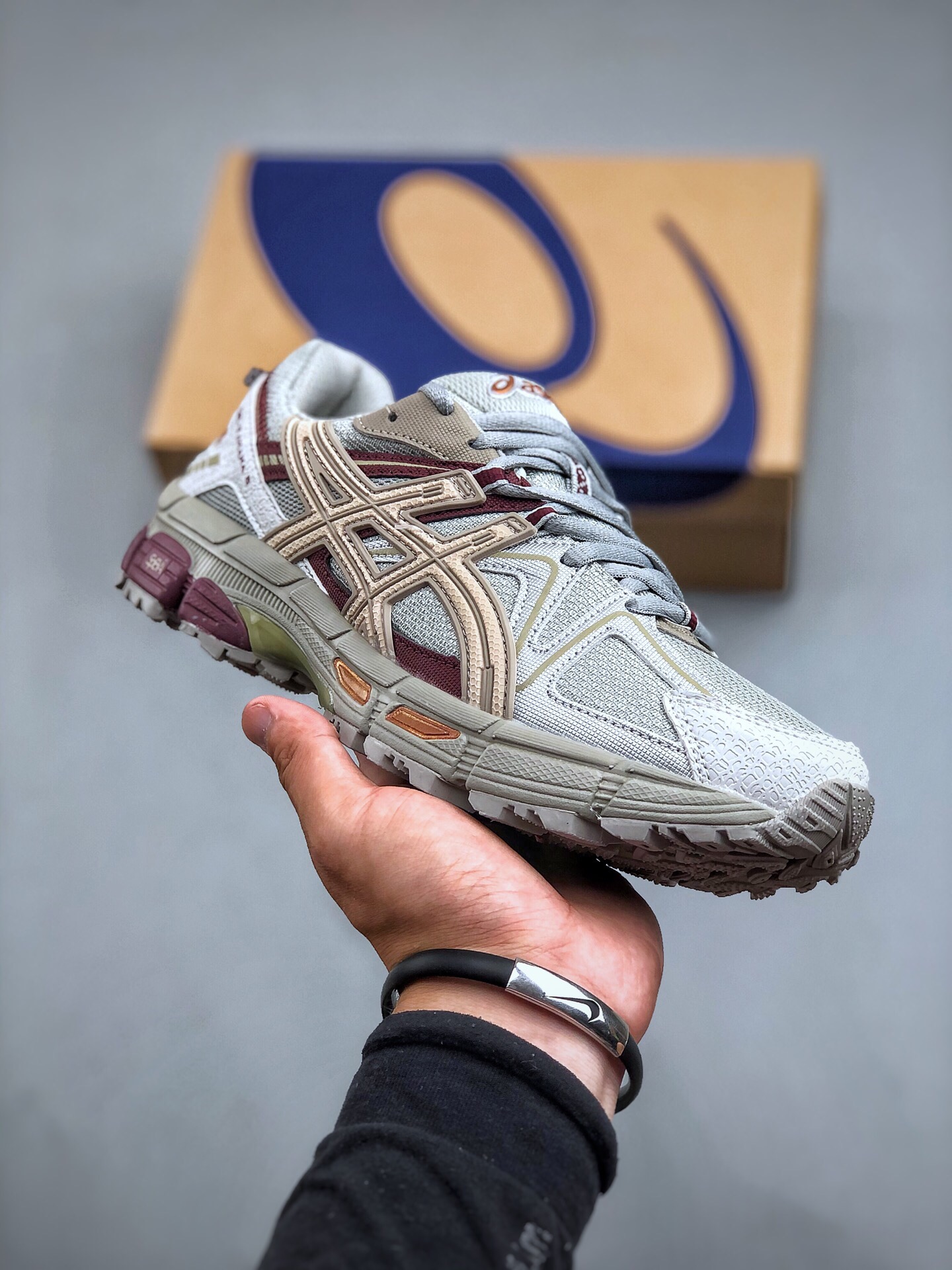 💰200
ASICS GEL-KAHANA K8 复古单品亚瑟士越野跑步鞋抓地稳定运动鞋缓震耐磨跑鞋 GEL-KAHANA系列为实用级越野跑鞋 融合机能和户外潮流强势回归 科技GEL内置于后跟 配合SPEVA弹性中底 减轻落地时地面对脚部的冲击力 中底内侧DYNAMIC DUOMAX 双密度防倾斜装置和中足补强结构 以及后跟几何形状构造 多方面支撑保护 AHAR耐磨橡胶大底 配合沟槽纹路设计 增强抓地力 后足GEL缓冲系统 减轻冲击时的冲击 实现平稳过渡 Trusstic系统 减少鞋底的重量 同时保留了鞋子结构的完整性
货号:1011B109-400
尺码:36-45