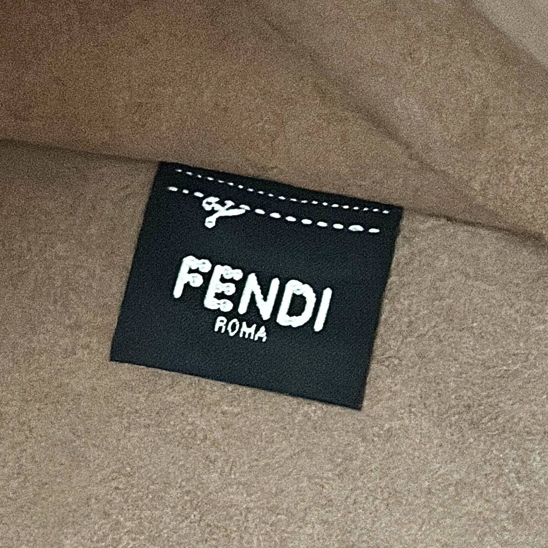 Fendi Embossed Leather Tote Bag with Amber Handles - Stylish & Functional 9 i1748927185 992 1