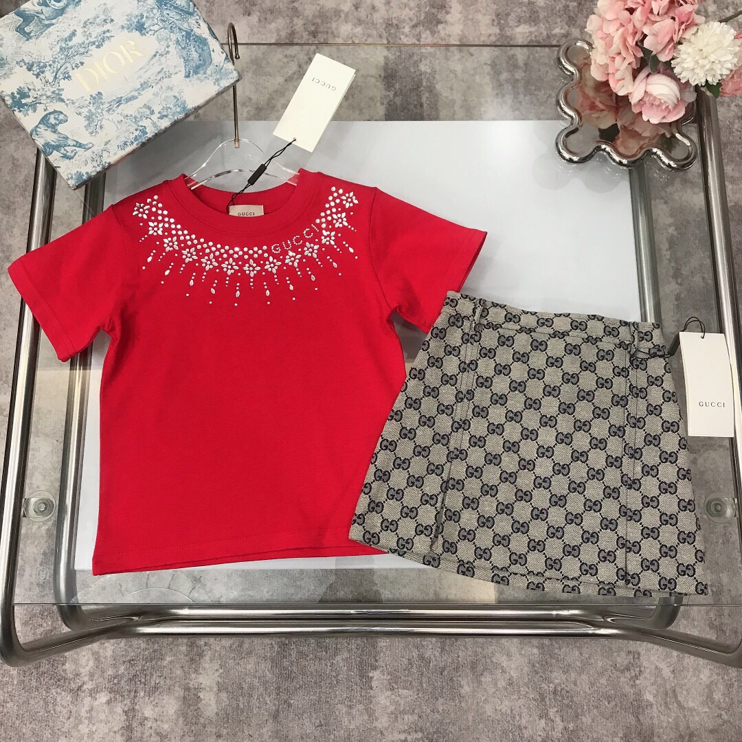 NO:338195,[Spot delivery] GUCC* Limited series Pure cotton short-sleeved jacquard denim skirt Pure cotton texture Soft and delicate exquisite original 1:1 gram weight 240G ~ Water drop diamond inlaid print at the neckline of the T-shirt bulingbuling is full of high-end feeling with double G jacquard denim skirt The inner lining shows elegance and cuteness, soft and comfortable, skin-friendly and not tied, excellent upper body effect, color white, red size size--120-130-140-150 [CM] Counter packaging 70, clothes, gucci, skirts, T-shirt, tees, t-shirt,19860909【现货发】  GUCC* 限定系列 纯棉短袖提花牛仔半裙 纯棉质地 柔软细腻 精致款 原版1:1打造 克重240G打造～T恤领口处水滴钻镶嵌印花 bulingbuling的高级感十足搭配双G提花牛仔半裙 内里配有里衬 尽显优雅跟可爱 柔顺舒适 亲肤不扎 上身效果极好 颜色白色 红色  size尺码--120-130-140-150【CM】 专柜包装70,衣服,gucci,skirts,T-shirt,tees，t-shirt,,Children's