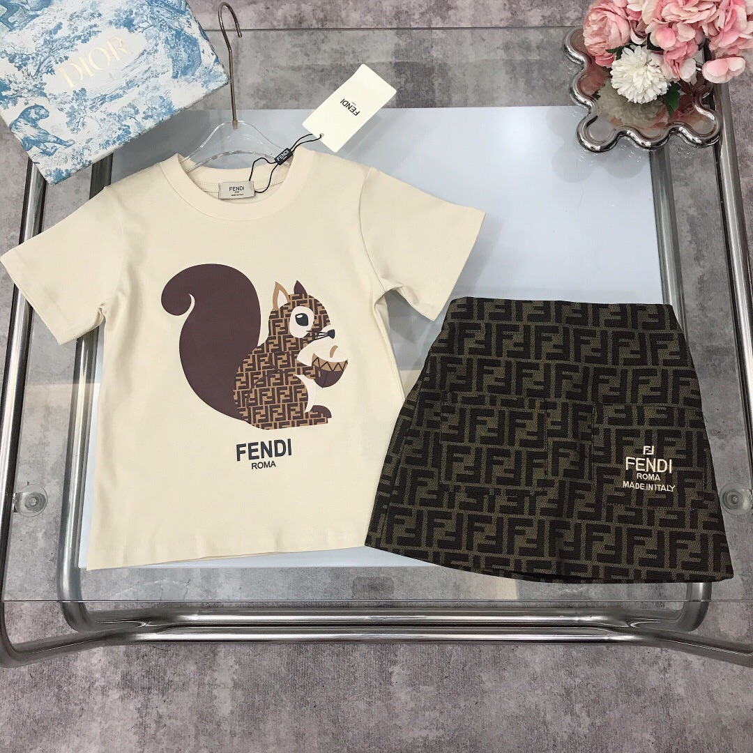 NO:338206,[Spot delivery] FEND* Brother and sister model ~ Limited series [Squirrel Pure Cotton Short-Sleeve Jacquard Denim Skirt] Pure Cotton Texture Soft and Delicate Style Original 1:1 Created with 240G gram weight ~ The chest is matched with the iconic double FF print design Fully jacquard denim classic old-color short skirt showing elegance and cuteness Soft and comfortable Skin-friendly and not tied The upper body effect is excellent Color blue Apricot size--120-130-140-150 [CM] Counter packaging 70, Clothes, fendi, skirts, T-shirt,19860909【现货发】   FEND* 兄妹款～限定系列【松鼠纯棉短袖提花牛仔半裙】纯棉质地 柔软细腻 精致款 原版1:1打造 克重240G打造～胸前搭配标志性双FF印花设计 全面提花牛仔经典老花色系短裙 尽显优雅跟可爱 柔顺舒适 亲肤不扎 上身效果极好 颜色蓝色 杏色  size尺码--120-130-140-150【CM】 专柜包装70,衣服,fendi,skirts,T-shirt,,Children's