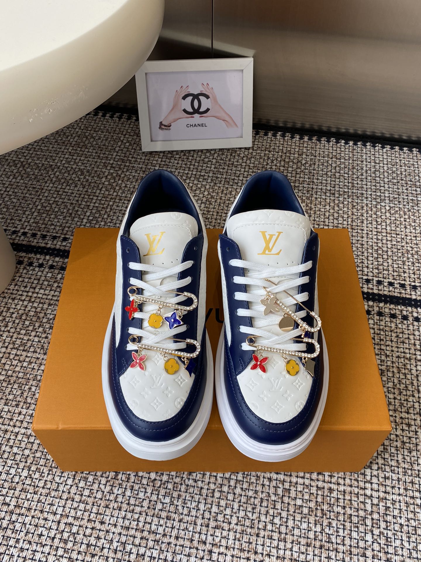 NO:511976,(Accessories 60) Louis Vuitton BEVERLY HILLS sneakers Casual shoes Beverly Hills sneakers are renovated with modern brushstrokes, depicting small Monogram patterns, thick and light rubber outsoles for comfort, embellished with Louis Vuitton logos, complementing the LV letters on the tongue Monogram Mirror leather laces Louis Vuitton elements rubber outsoles embellished with Louis Vuitton logos Size 39-45, casual shoes/sneakers, louis vuitton, louis vuitton, louis vuitton, louis vuitton, sneakers, cowhide19860909（配饰60）Louis Vuitton 路易威登BEVERLY HILLS运动鞋 休闲鞋 Beverly Hills 运动鞋以摩登笔触焕新设计 为镜面牛皮革描绘袖珍 Monogram 图案 厚实而轻盈的橡胶外底实现舒适体验 其上点缀路易威登标识 与鞋舌的 LV 字母相得益彰 Monogram 镜面牛皮革 鞋带 路易威登元素 橡胶外底点缀路易威登标识 码数39-45,休闲鞋/运动鞋,louis vuitton,louis vuitton,louis vuitton,sneakers,cowhide,Women's Shoes