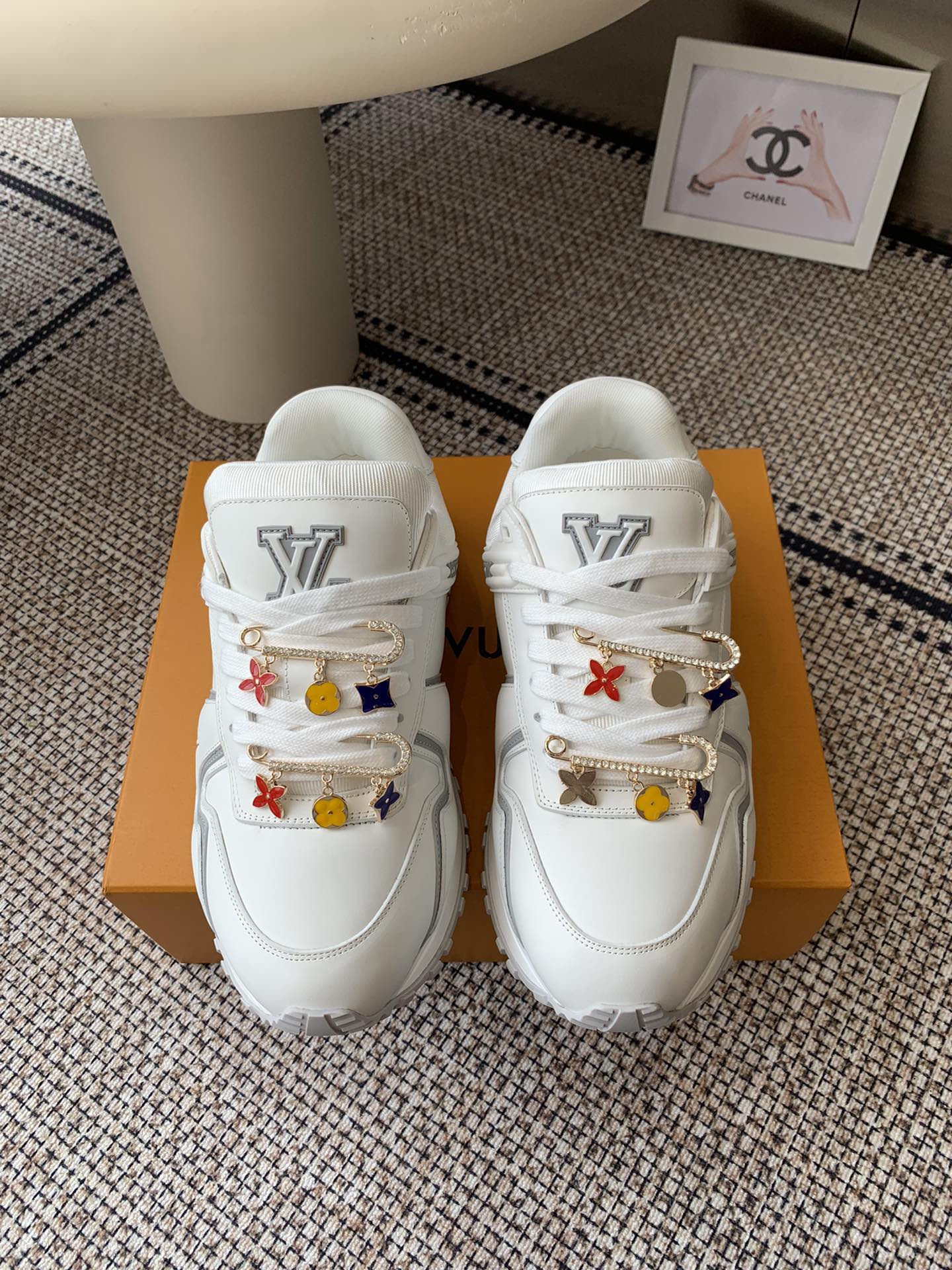 NO:511988,Top version (Men's first) Accessories 60Louis Vuitton runaway maxi Sneakers Bread shoes Lv runaway maxi Black and white color matching Fat Ding This fat and chubby is so cute This shoe is very comfortable on the feet. It should be the most comfortable among the current men's models. Suitable for daily commuting. Very versatile. Whether it is straight-tight fenders, you can wear your own style. The smooth cowhide upper is integrated with contrasting L letters and Vuitton logo. Light rubber wedge outsole cited running shoes configuration. Cowhide/fabric. Rubber outsole embellished with Louis Vuitton logo. Size women's model 35-40. Men's model 39-45. Casual shoes/sports shoes. Louis vuitton, louis vuitton, louis vuitton, louis vuitton, sneakers, cowhide19860909顶级版本 （男款先出） 配饰60Louis Vuitton runaway maxi 运动鞋 面包鞋Lv runaway maxi 黑白配色的胖丁 这个胖胖呼呼的好可爱 这个鞋上脚非常舒服 应该是目前男款能接受度里的最舒适的 适合日常通勤 非常百搭 不管是直筒喇叭卫裤 都能穿出自己的风格 光滑牛皮革鞋面融入撞色L 字母和 Vuitton标识 轻盈橡胶坡跟外底援引跑鞋构型 牛皮革/织物 橡胶外底点缀路易威登标识 码数女款35-40 男款39-45,休闲鞋/运动鞋,louis vuitton,louis vuitton,louis vuitton,sneakers,cowhide,Women's Shoes