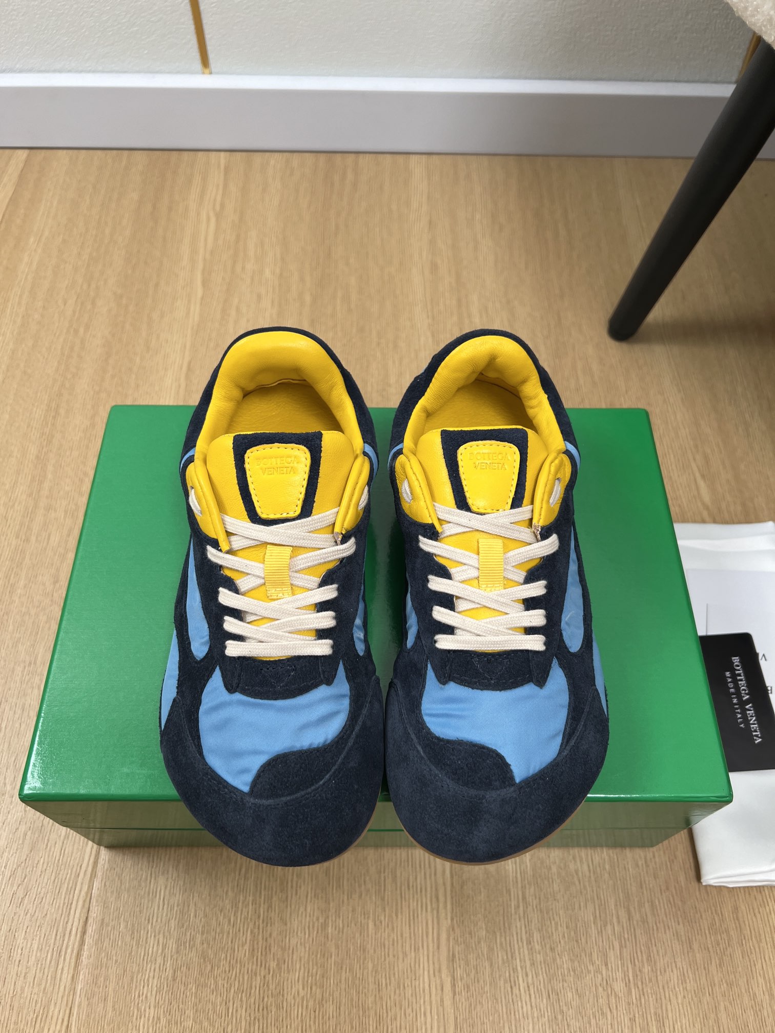 NO:408558,Bottega Veneta | 2025 BV2025 Spring and Summer New Products The counter focuses on popular Orbit Flash retro running shoes, ballet shoes, dad shoes casual sneakers, Runner sneakers, original purchase and development BV is inspired by the free and casual retro style of the 1990s, launching a new neutral sneaker Orbit series. While ensuring casual comfort, there is no shortage of fine sculpting of the styling design. It matches the selected mesh fabric to echo the brand's iconic Intreccio braiding elements, so as to achieve a light foot feeling. While wearing comfort, it can also elegantly modify the foot lines, and can also freely match pants or skirts, easily control a variety of daily styles!  Original custom cowhide + canvas, inner lining original imported soft sheepskin, outsole original mold opening non-slip TPU outsole, heel height 1cm, size 35-41 (40.41 customized), casual shoes/sports shoes, bottega veneta, bottega veneta, bottega veneta, bottega veneta, bottega veneta, bottega veneta, bottega veneta, bottega veneta, sneakers, skirts, cowhide, sheepskin19860909Bottega Veneta 葆蝶家 | 2025 BV2025家春夏新品 专柜主打爆款Orbit Flash复古跑鞋芭蕾鞋老爹鞋休闲运动鞋 Runner运动鞋  原版购入开发做货BV以90年代自由随性的复古风格为灵感,推出全新的中性运动鞋Orbit系列,在保证休闲舒适的同时,不乏造型设计的精细雕琢,搭配甄选网纱面料呼应品牌标志性Intreccio编织元素,以此实现轻盈的脚感,在穿着舒适的同时,还可以优雅修饰足部线条,更能自由搭配裤装或裙装,轻松驾驭多种日常风格！ 鞋面原版定制牛皮+帆布 内里原版进口柔软羊皮 大底原版开模防滑TPU大底 跟高1cm 码数35-41（40.41定制）,休闲鞋/运动鞋,bottega veneta,bottega veneta,bottega veneta,sneakers,skirts,cowhide,sheepskin,Women's Shoes