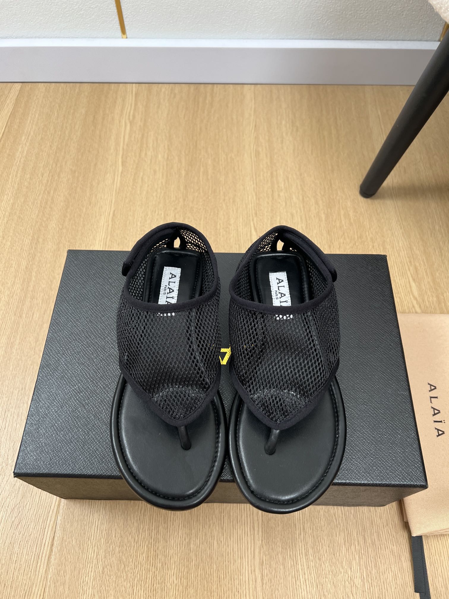 NO:408555,ALAIA | Alaya | 2025 Spring and Summer New Products The counter focuses on popular classic retro mesh foot sandals single shoes. Sandals that cannot be rejected by Alaya demonstrates the beauty of women's figure and conveys feminine power. Simple and elegant sculptural design, artistic pursuit of details, modern aesthetics that keep pace with the pursuit and meticulous craftsmanship spirit. Benchmark version. Lightweight technology mesh fabric upper, inner foot pad sheepskin, original open molded rubber outsole, heel high flat sole, size 35-42 (customized for 40.41.42), split-toed shoes sandals, alaia, sandals, sheepskin19860909ALAIA |阿莱亚 | 2025 2025春夏新品 专柜主打爆款经典复古网面夹脚凉鞋单鞋  拒绝不了的凉鞋阿莱亚彰显女性身形之美、传递女性力量,简约优雅的雕塑感设计,对细节的艺术追求,与求俱进的现代审美和一丝不苟的匠艺精神 对标对版 鞋面轻质科技网布面料 内里垫脚羊皮 大底原版开模橡胶大底 跟高平底 码数35-42（40.41.42定制）,分趾鞋凉鞋,alaia,sandals,sheepskin,Women's Shoes