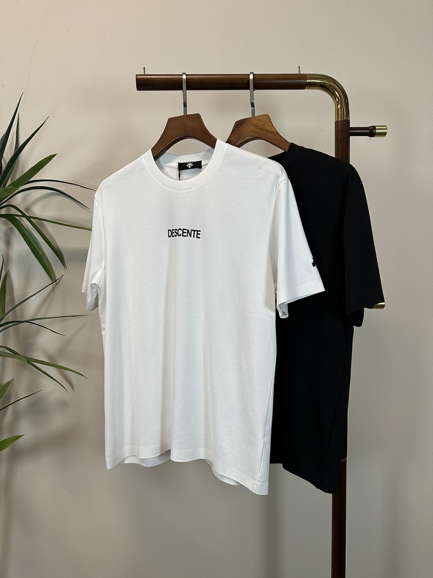 NO:462203,Deesant 2025 new round neck short-sleeved T-shirt high-end version!  Customized fabrics for counters are breathable and comfortable, with impeccable details, and the brand element design concept reflects high quality. The feel is delicate and soft!  It is casually cut, with a great upper body style!  Code number L-4XL, T-shirt,tees,t-shirt,alexander wang19860909迪桑特 2025新款 圆领 短袖 T恤 高端版本！专柜定制面料 透气舒适度高,细节无可挑剔,品牌元素设计理念,体现高品质.手感细腻柔软！呈现休闲裁剪,上身版型超赞！ 码数L-4XL,,T-shirt,tees，t-shirt,alexander wang,Men's clothing