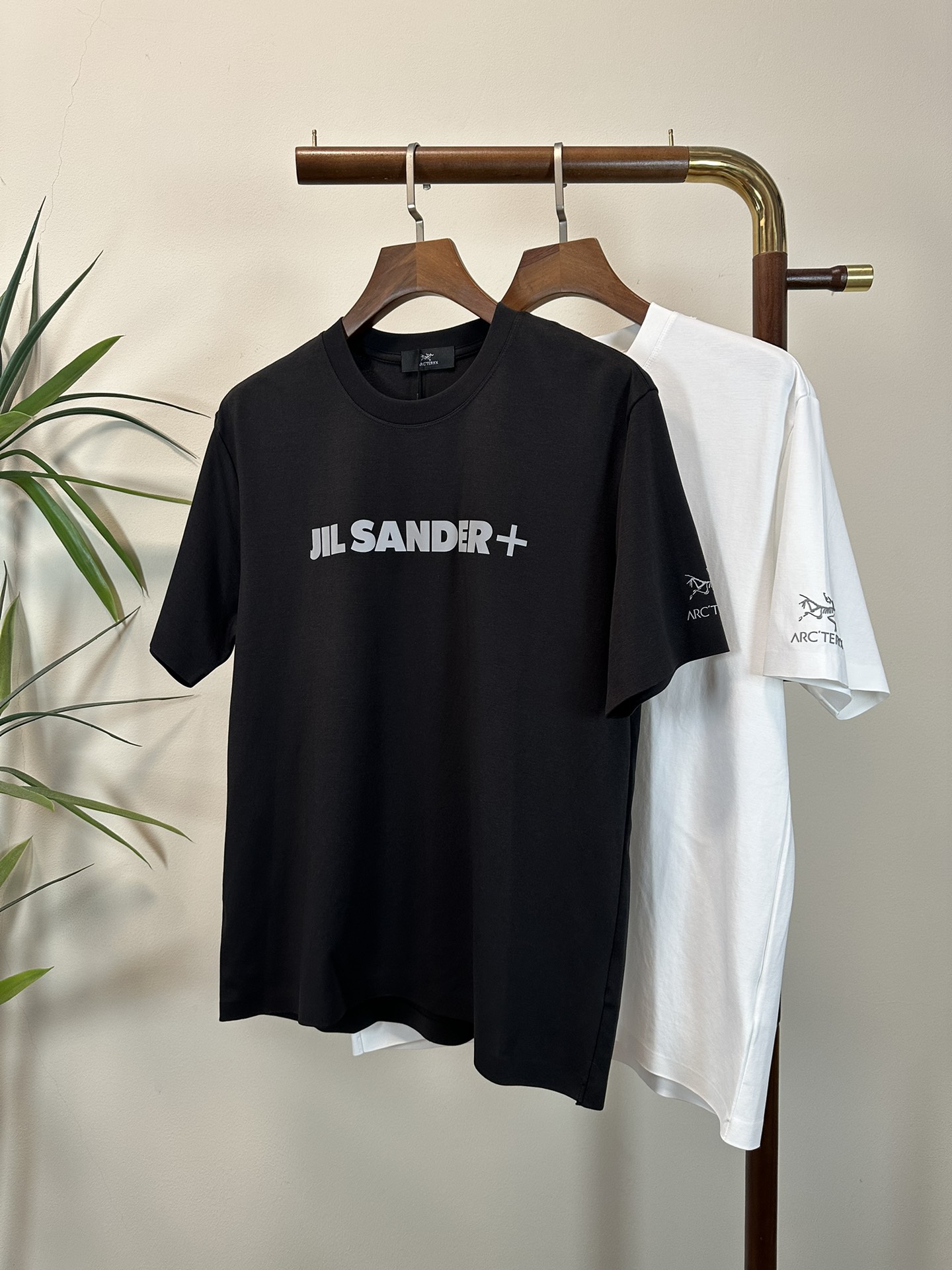 NO:462197,JIL SANDER 2025 new round neck short-sleeved T-shirt high-end version!  Customized fabrics for counters are breathable and comfortable, with impeccable details, and the brand element design concept reflects high quality. The feel is delicate and soft!  It is casually cut, with a great upper body style!  Code number L-4XL, jil sander, T-shirt,tees, t-shirt,alexander wang19860909JIL SANDER 2025新款 圆领 短袖 T恤 高端版本！专柜定制面料 透气舒适度高,细节无可挑剔,品牌元素设计理念,体现高品质.手感细腻柔软！呈现休闲裁剪,上身版型超赞！ 码数L-4XL,,jil sander,T-shirt,tees，t-shirt,alexander wang,Men's clothing