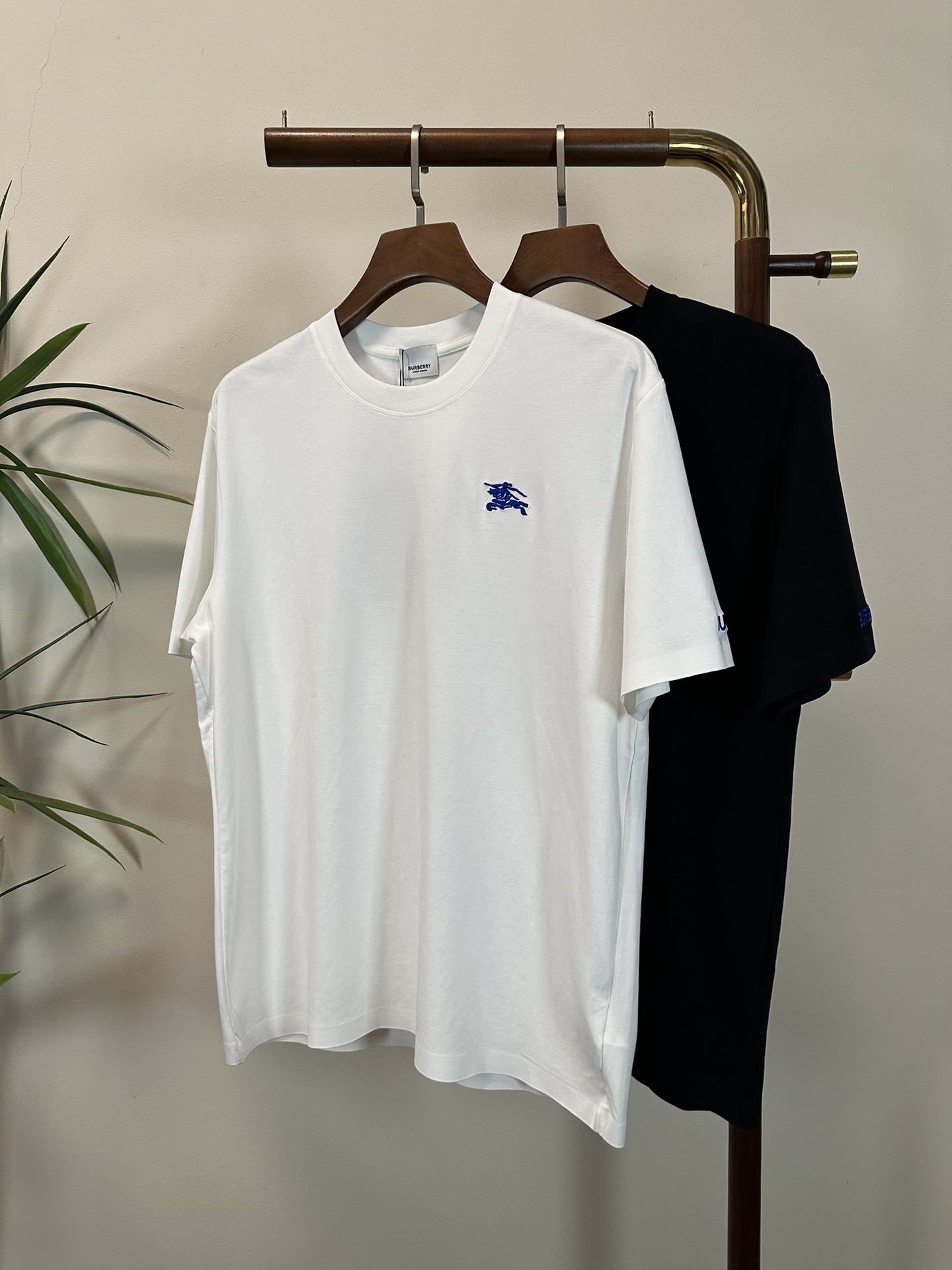 NO:462191,BBR Burberry 2025 new round neck short-sleeved T-shirt high-end version!  Customized fabrics for counters are breathable and comfortable, with impeccable details, and the brand element design concept reflects high quality. The feel is delicate and soft!  It is casually cut, with a great upper body style!  Count L-4XL, burberry, T-shirt,tees, t-shirt,alexander wang19860909BBR 巴宝莉 2025新款 圆领 短袖 T恤 高端版本！专柜定制面料 透气舒适度高,细节无可挑剔,品牌元素设计理念,体现高品质.手感细腻柔软！呈现休闲裁剪,上身版型超赞！ 码数L-4XL,,burberry,T-shirt,tees，t-shirt,alexander wang,Men's clothing