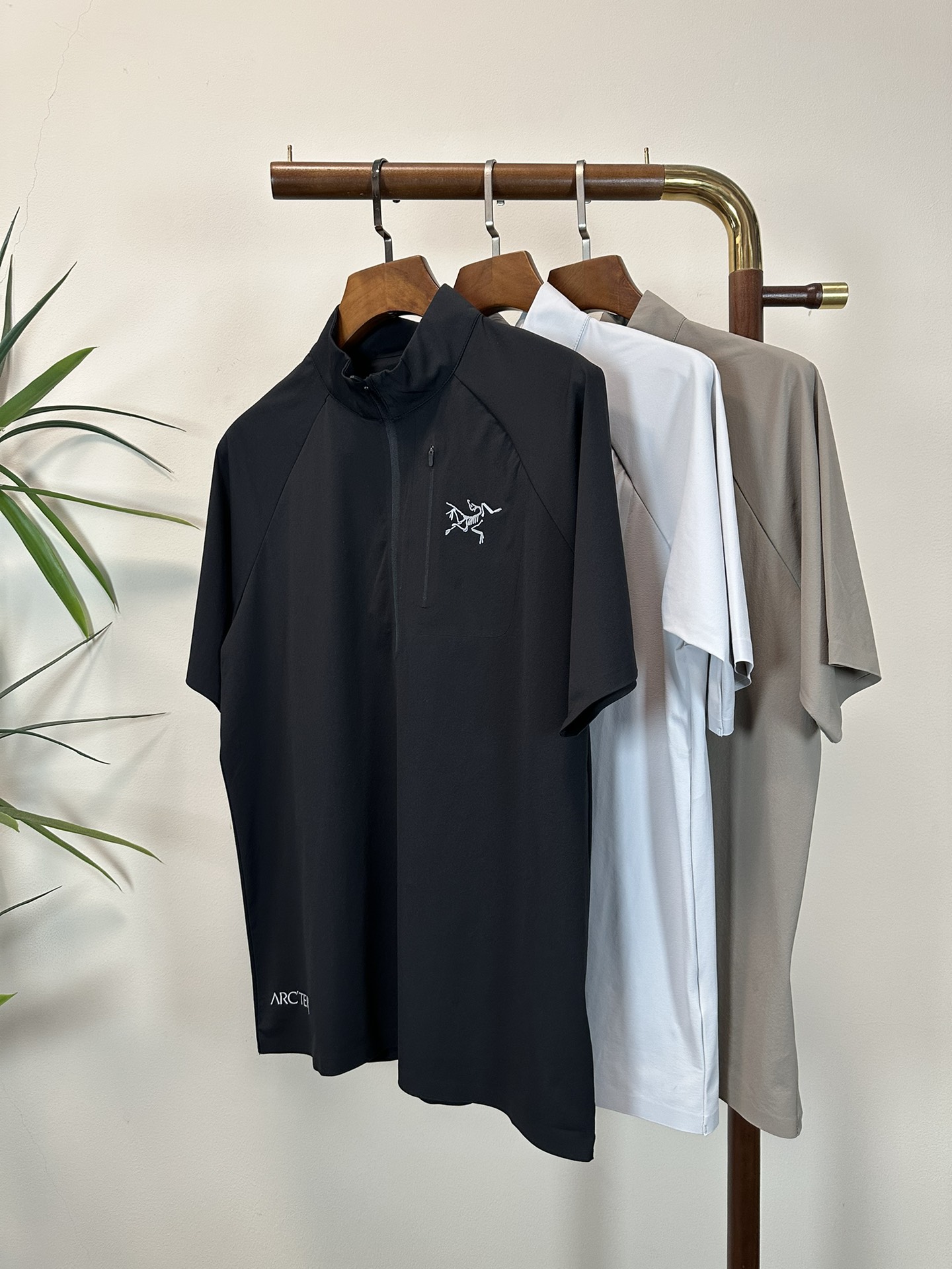 NO:462208,ARC Archaeopteryx 2025 new round neck half zipper short sleeve T-shirt high-end version!  Customized fabrics for counters are breathable and comfortable, with impeccable details, and the brand element design concept reflects high quality. The feel is delicate and soft!  It is casually cut, with a great upper body style!  Code number M-4XL, arc'teryx, T-shirt,tees, t-shirt,alexander wang19860909ARC 始祖鸟 2025新款 圆领 半拉链 短袖 T恤 高端版本！专柜定制面料 透气舒适度高,细节无可挑剔,品牌元素设计理念,体现高品质.手感细腻柔软！呈现休闲裁剪,上身版型超赞！ 码数M-4XL,arc'teryx,T-shirt,tees，t-shirt,alexander wang,Men's clothing