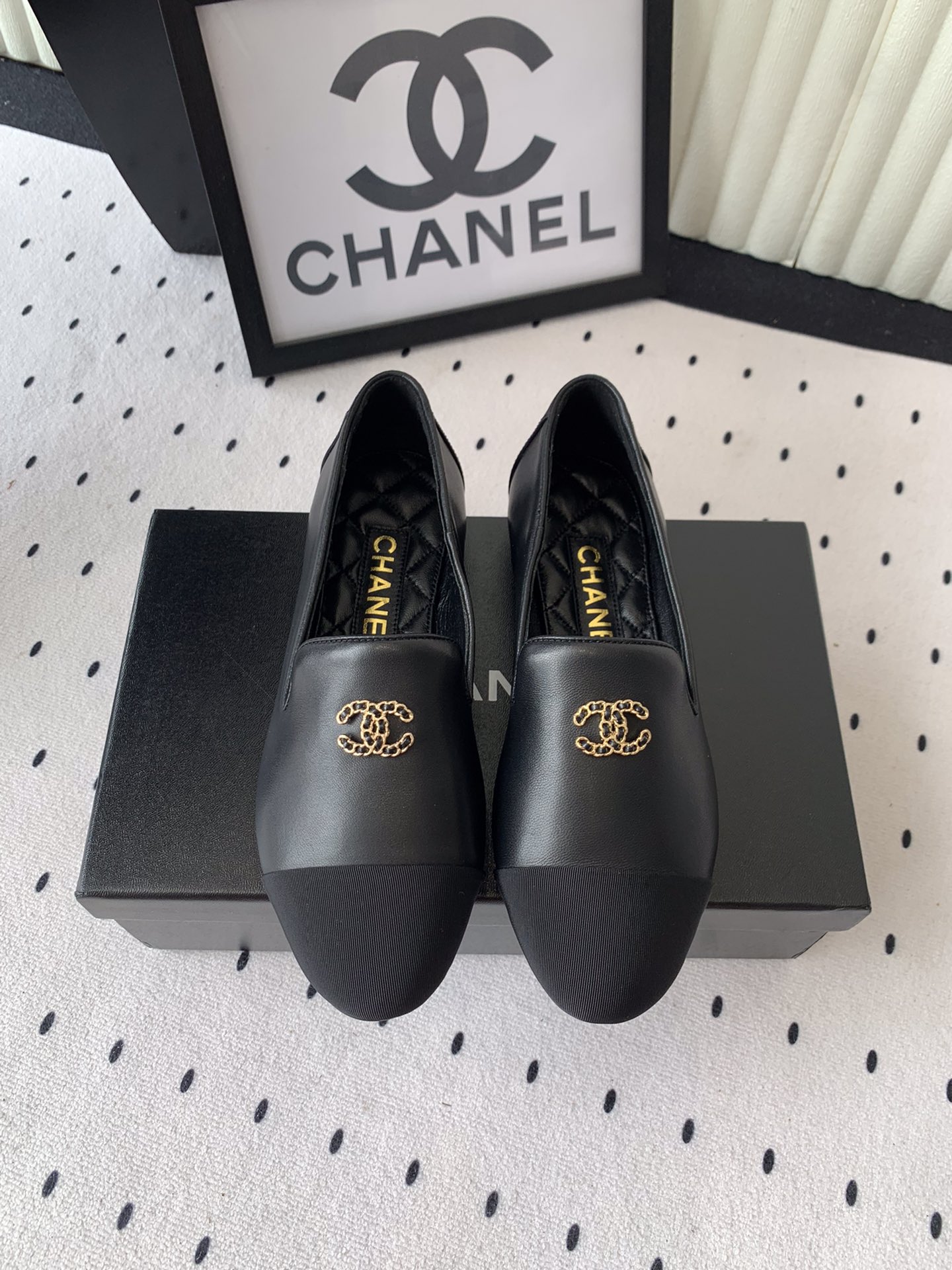 NO:407309,Chanel new loafers, the foot gives people a kind of retro sentiment of the era, four seasons shoes, original custom sheepskin small fragrance custom metal buckle upper, original water-dyed cowhide footbed, original genuine leather outsole Size: 35-39 (40 41 custom made), loafers, chanel, loafers, cowhide, sheepskin, Leather soles19860909Chanel新款乐福鞋 上脚给人就是一种年代的复古情怀四季鞋原版定制羊皮小香定制金属扣鞋面 原版水染牛皮垫脚 原版真皮大底Size:35-39（40 41订做）,乐福鞋,chanel,loafers,cowhide,sheepskin,Leather soles,Women's Shoes