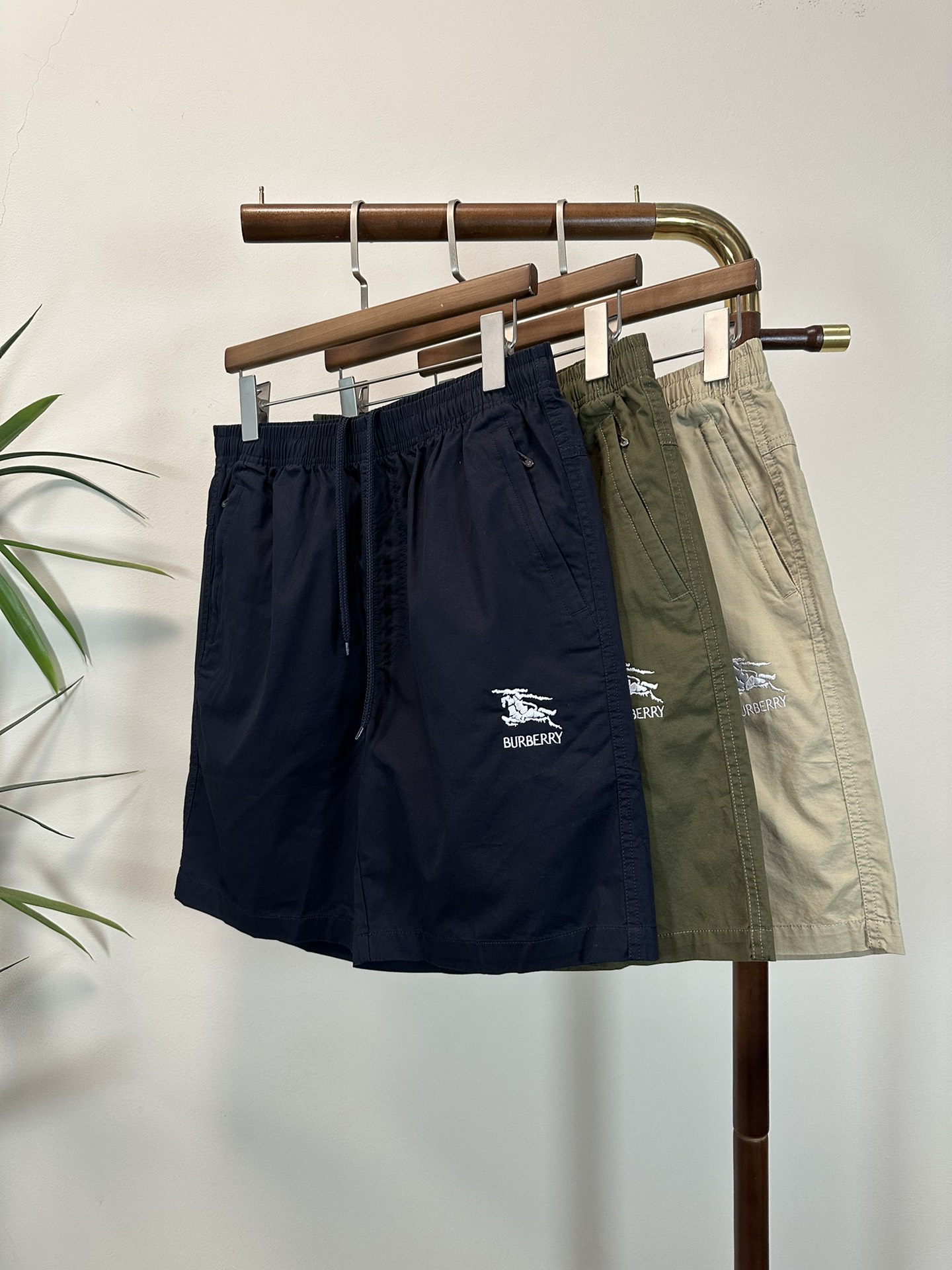 NO:462179,BBR Burberry's latest summer shorts brand logo heavy craftsmanship design, high-end customized pure cotton fabric, soft feel, comfortable to wear, exquisite counter-level car line, fine workmanship, invincible and handsome upper body effect!  A must-have item for handsome men!  Two colors available: M-4XL, burberry, shorts, alexander wang19860909BBR 巴宝莉 2025夏季最新款短裤品牌logo重工艺设计 高端定制纯棉面料.手感柔软.穿着舒适.专柜级别精致车线.做工精细.上身效果无敌帅气！型男必备单品！两色可选 码数M-4XL,,burberry,shorts,alexander wang,Men's clothing