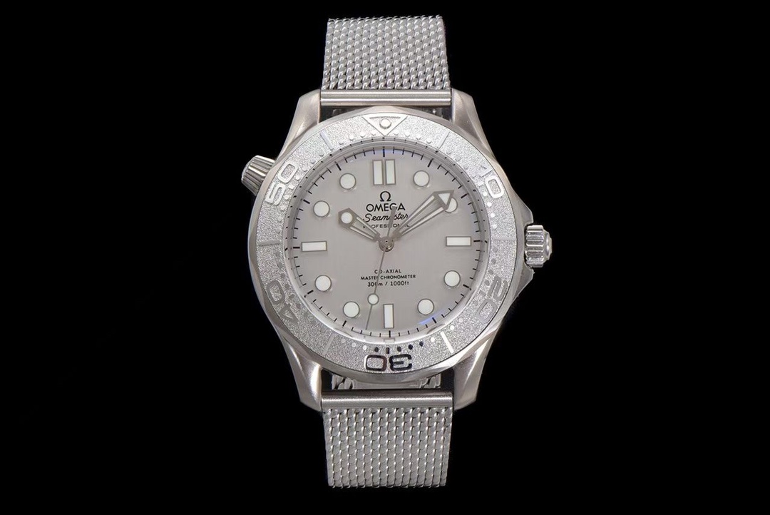 NO:617582,[ER's new masterpiece, ingenious heritage OMEGA 007-Seamaster Diver 300M] Exclusive customized version!  The only version in the market, the back cover is matched to the original version, the mesh belt is finely ground, and the head grain is the same as the original!  Details are in place!  The watch case is made of 904 fine steel, which is polished and shiny, strong and wear-resistant, and not easy to oxidize. It will still look like new after being worn for a long time!  Hand-ground crystal sapphire pot cover glass, shiny and scratch-resistant, extraordinary glass coating!  Exclusively customized 8806 double T movement, its functions are consistent with the original version, and it has a super long 72 hours of kinetic energy!  More stable!  The exquisite black silver dial is equipped with hollow rhodium-plated hour and minute hands, which contrasts with the aluminum 'lollipop' minute hand covered with white lacquer!  The color of the bezel and dial is matched, and the top ice blue luminous display!  ER boutique is on sale in limited edition, the same style as the James Bond star, welcome to taste it!  When you place an order, you will receive a pair of original Buddha tape straps for free!  ,,omega19860909【ER全新力作匠心传承OMEGA欧米茄007-Seamaster Diver 300M】独家定制版本！ 市场唯一对版版本,后盖对版,精磨网带,头粒与原版一致！细节到位！ 表壳采用904精钢材质,抛光闪耀,坚固耐磨、不易氧化,长久佩戴依旧光采如新！ 手工精磨水晶蓝宝石锅盖玻璃,闪亮耐刮,非普通玻璃镀膜！ 独家定制8806双T机芯,功能与原版一致,超长72小时动能！更稳定！ 精美的黑色银色表盘搭配镂空镀铑时针和分针,与覆以白色漆面的铝质“棒棒糖”分针形成属目对比！表圈、表盘颜色对版,顶级冰蓝夜光显示！ ER精品限量发售,詹姆斯邦德明星同款,欢迎品鉴！下单即送原版佛胶带表带一副！,,omega,Watch