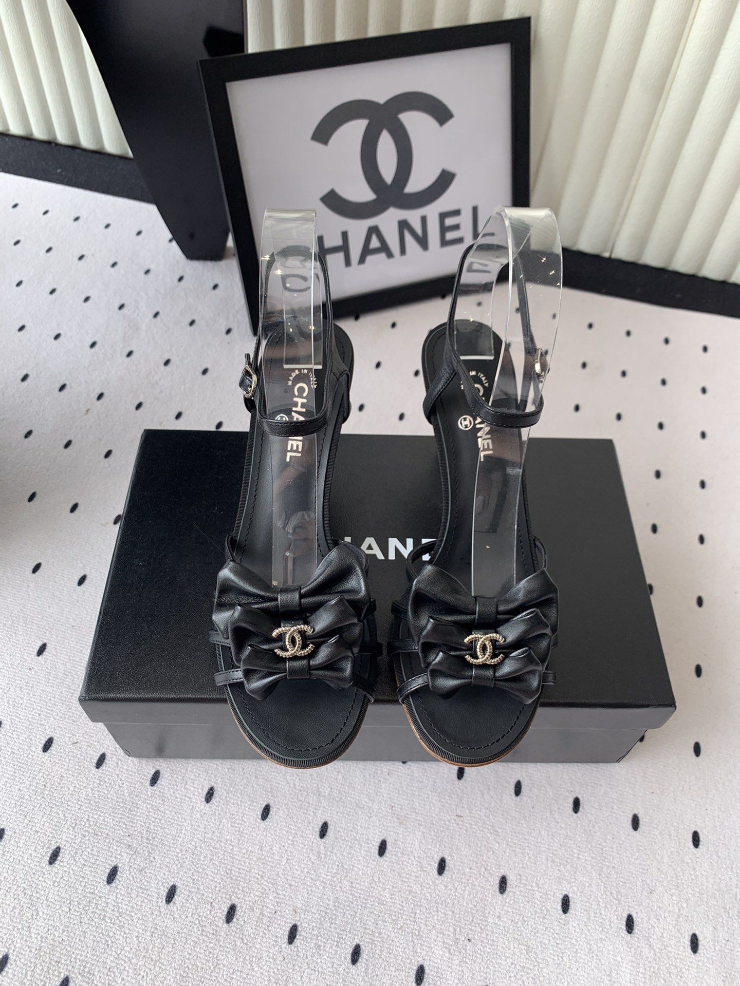 NO:407307,Chanel new high-heeled sandals, high-version shipment, essential for spring and summer wardrobe matching, sandals first choice, diamond design exclusive to the fragrance of the family, original imported sheepskin upper, imported crystal sheepskin lining, original mold-open custom leather outsole Size: 35-39 (custom made by 40, 41), high heels sandals, chanel, chanel, sandals, high heels, sheepskin, Leather soles19860909Chanel新款高跟凉鞋 高版本出货 春夏衣橱搭配必备 凉拖首选 菱格设计香家专属 原版进口羊皮鞋面 进口水晶羊皮内里 原版开模定制真皮大底 Size: 35-39（40、41订做）,高跟鞋凉鞋,chanel,chanel,sandals,high heels,sheepskin,Leather soles,Women's Shoes