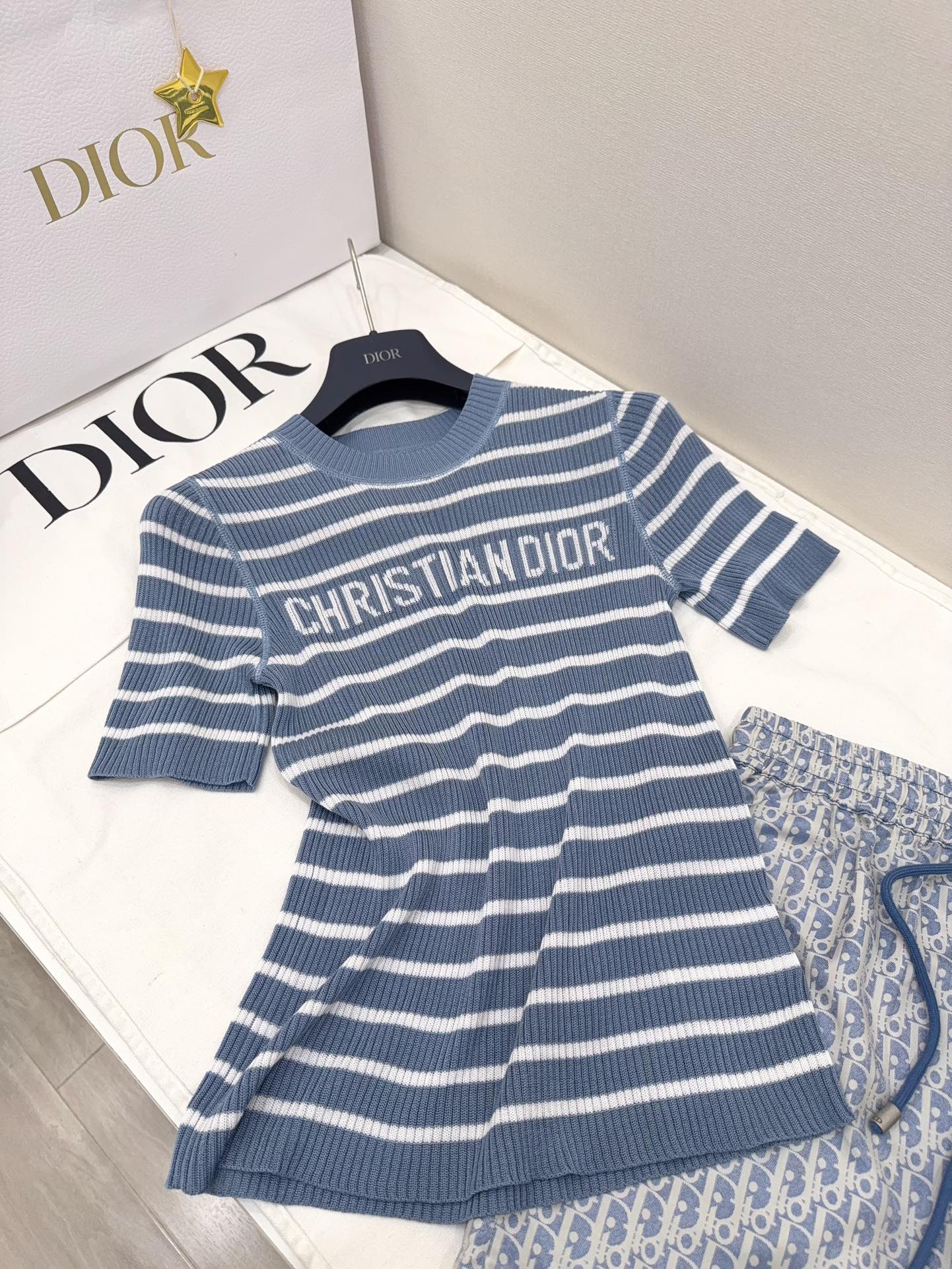 NO:435132,Oh my God!  This haze blue is so beautiful!  !  !  Fixed dye 80% linen % mulberry silk, different from the market version!  Very thin, a combination of natural mulberry silk and linen. It won’t be hot at all when worn in summer!  !  The color scheme is both daily and beautiful, and the blue and white bar strips show the high-end style!  Go and rush straight!  !  !  ,alexander wang19860909天哪！这个雾霾蓝太美了！！！ 定染80 ％亚麻 ％桑蚕丝,区别于市场版！ 很薄,天然桑蚕丝和亚麻的结合 夏天穿完全不会热！！ 配色既日常又好看,蓝白杠条上身尽显高级！ 直接去冲吧！！！,,alexander wang,Women's clothing