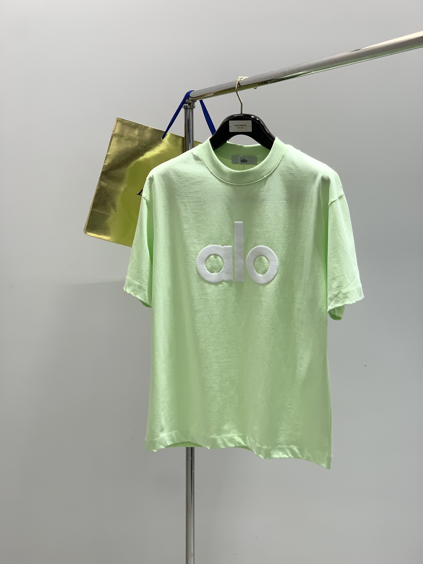 NO:413940,,alo Alo, the latest model in 2025 summer, available at the counter at the same time, original single ruthless product, fashionable and casual round neck short-sleeved T-shirt, very distinctive on the upper body!  Eye-catching and highlighted, imported original fabric, top-level printing craft letter pattern decorative logo, simple but not lacking in fashion, classic and atmospheric, comfortable and breathable, handsome and stylish on the upper body, 3 colors recommended, S-3Xl, T-shirt,tees, t-shirt,alexander wang19860909,alo 阿洛,2025夏季最新款,专柜同步有售,原单狠货,时尚休闲圆领短袖T恤,上身很有特点！吸睛而有亮点,进口原版面料,顶级印花工艺字母图案装饰Logo,简单而不失时尚,经典大气,舒适透气,上身帅气有型,3色推荐,码数S-3Xl,,T-shirt,tees，t-shirt,alexander wang,Men's clothing