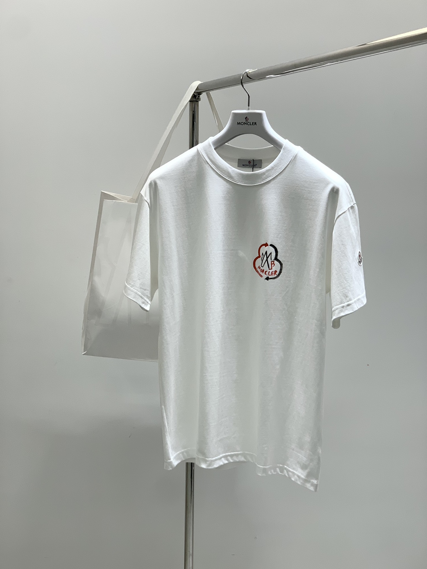 NO:413945,,Moncler hood, the latest 2025 summer product, available at the same time for counters, original single ruthless goods, fashionable and casual round neck short-sleeved T-shirt, comfortable upper body!  Eye-catching and highlighted, using imported original fabric, top-grade embroidery printing craft letter pattern logo, simple but not lacking in fashion, fashionable and handsome upper body, 2 colors recommended, code number S-3Xl, Moncler, T-shirt,tees, t-shirt,alexander wang19860909,Moncler 蒙口,2025夏季最新品,专柜同步有售,原单狠货,时尚休闲圆领短袖T恤,上身舒适！吸睛而有亮点,采用进口原版面料,顶级刺绣印花工艺字母图案logo,简单而不失时尚,上身时尚帅气,2色推荐,码数S-3Xl,,Moncler,T-shirt,tees，t-shirt,alexander wang,Men's clothing