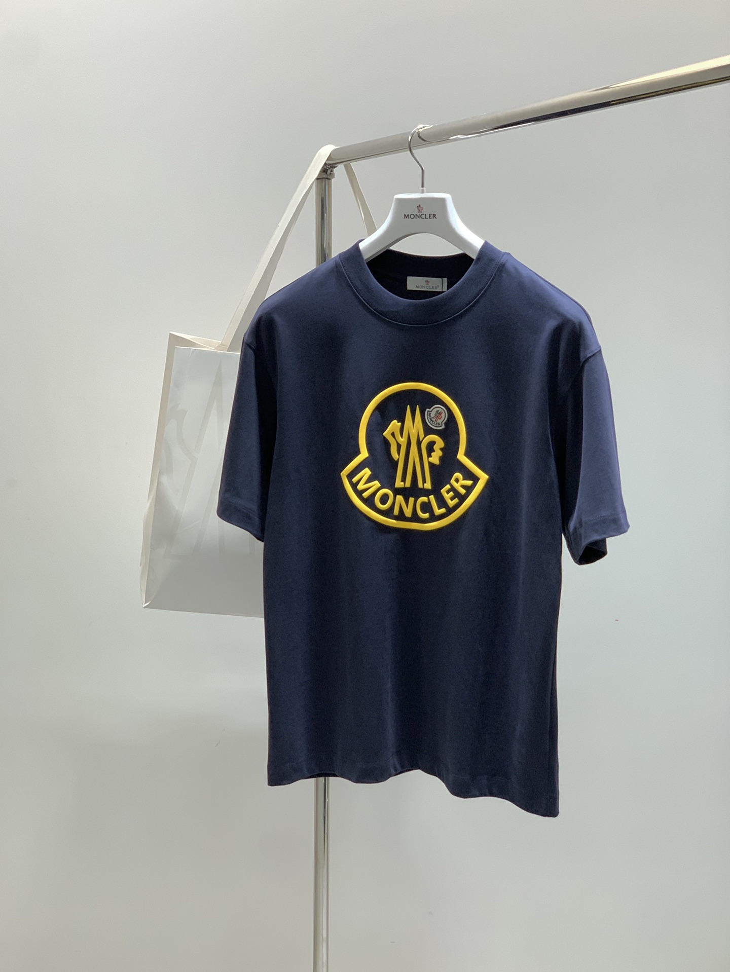 NO:413998,,Moncler hood, the latest 2025 summer product, available at the same time for counters, original single ruthless goods, fashionable and casual round neck short-sleeved T-shirt, comfortable upper body!  Eye-catching and highlighted, using imported original fabric, top-grade embroidery printing craft letter pattern logo, simple but not lacking in fashion, fashionable and handsome upper body, 2 colors recommended, code number S-3Xl, Moncler, T-shirt,tees, t-shirt,alexander wang19860909,Moncler 蒙口,2025夏季最新品,专柜同步有售,原单狠货,时尚休闲圆领短袖T恤,上身舒适！吸睛而有亮点,采用进口原版面料,顶级刺绣印花工艺字母图案logo,简单而不失时尚,上身时尚帅气,2色推荐,码数S-3Xl,,Moncler,T-shirt,tees，t-shirt,alexander wang,Men's clothing