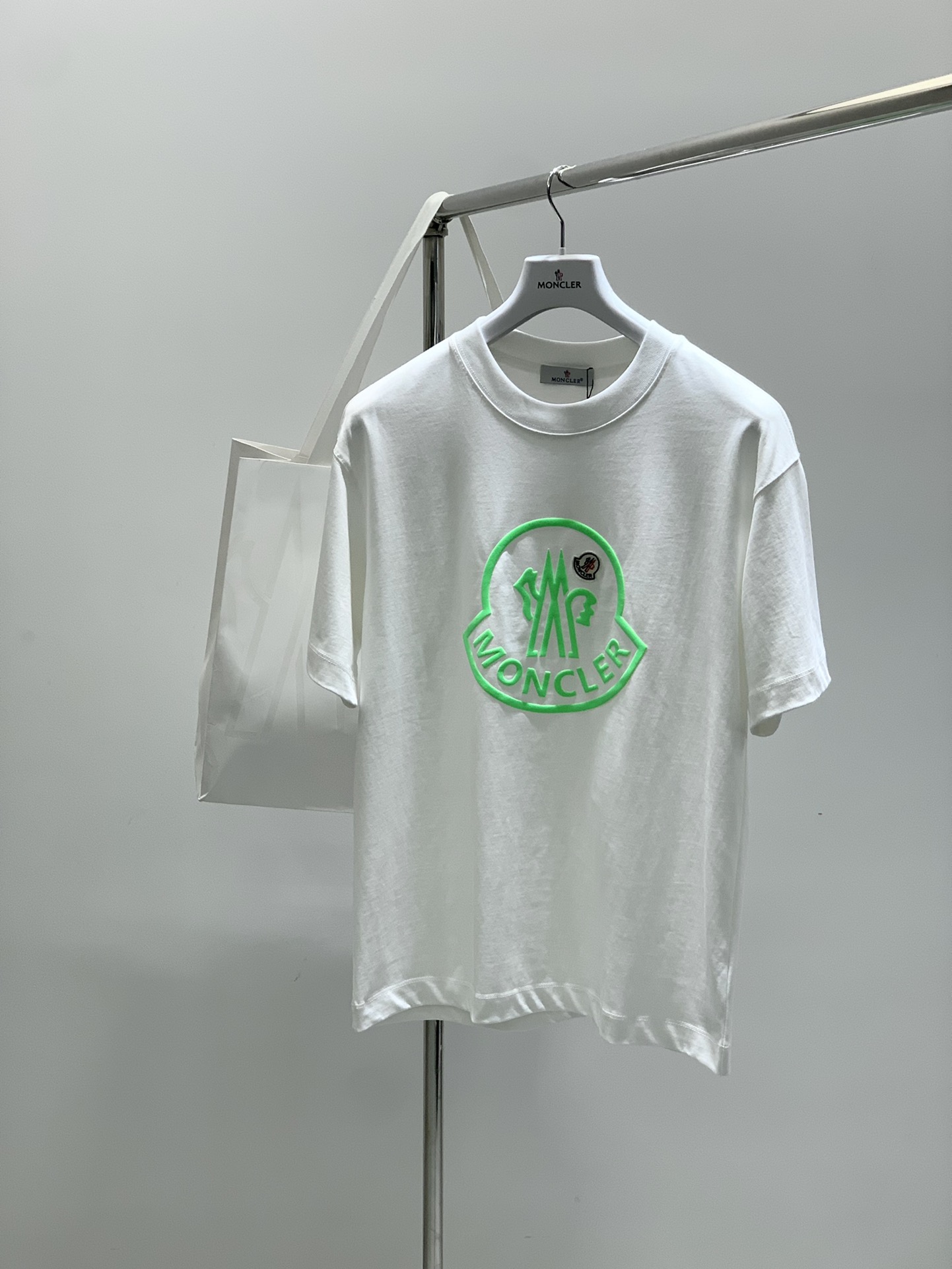 NO:456514,,Moncler hood, the latest 2025 summer product, available at the same time for counters, original single ruthless goods, fashionable and casual round neck short-sleeved T-shirt, comfortable upper body!  Eye-catching and highlighted, using imported original fabric, top-grade embroidery printing craft letter pattern logo, simple but not lacking in fashion, fashionable and handsome upper body, 2 colors recommended, code number S-3Xl, Moncler, T-shirt,tees, t-shirt,alexander wang19860909,Moncler 蒙口,2025夏季最新品,专柜同步有售,原单狠货,时尚休闲圆领短袖T恤,上身舒适！吸睛而有亮点,采用进口原版面料,顶级刺绣印花工艺字母图案logo,简单而不失时尚,上身时尚帅气,2色推荐,码数S-3Xl,,Moncler,T-shirt,tees，t-shirt,alexander wang,Men's clothing