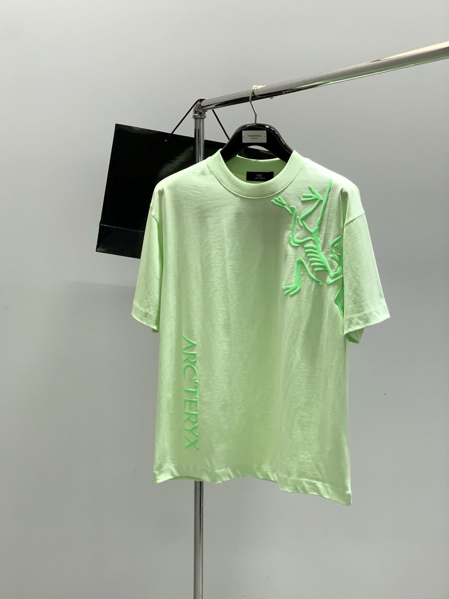 NO:413953,,ARCTERYX Archaeopteryx, 2025 summer AW new product, fashionable and casual round neck short-sleeved T-shirt, special counters are available at the same time, original singles, imported original fabrics, extremely complex craftsmanship, fairly elegant and fashionable visuals, noble and elegant, from the main fabric to the detailed craftsmanship, highlighting the ingenuity of fashion, 3 colors recommendations, codes S-3XL, arc'teryx, T-shirt,tees, t-shirt, alexander wang19860909,ARCTERYX 始祖鸟,2025夏季AW新品,时尚休闲圆领短袖T恤,专柜同步有售,原单狠货,进口原版面料,工艺极度复杂,视觉相当雅致时髦,高贵而优雅,从主体面料到细节工艺,彰显时装的匠心所在,3色推荐,码数S-3XL,arc'teryx,T-shirt,tees，t-shirt,alexander wang,Men's clothing