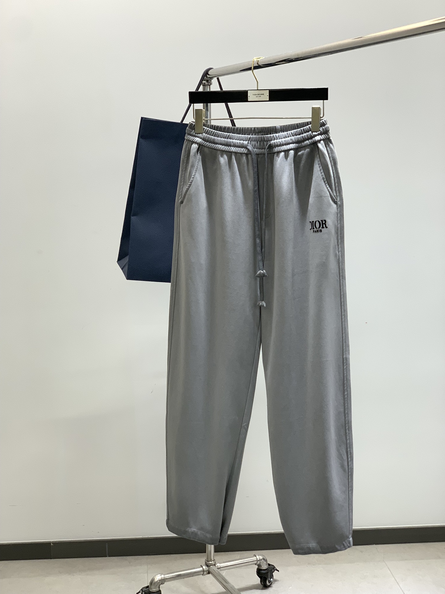 NO:413988,,Dior Dior, 2025 spring new product, available at the same time for counters, simple and fashionable casual pants, original imported fabric, comfortable and breathable, top-level printing craft letter pattern decoration logo, original hardware and auxiliary materials decoration, extremely high grade, unique design, fashionable and handsome on the upper body!  2 colors recommended, code number M-3XL, dior, dior, alexander wang19860909,Dior 迪奥, 2025春季新品,专柜同步有售,简约时尚休闲裤,原版进口面料,舒适透气,顶级印花工艺字母图案装饰logo,原版五金辅料装饰,档次极高,独特设计,上身时尚帅气！2色推荐,码数M-3XL,,dior,dior,alexander wang,Men's clothing