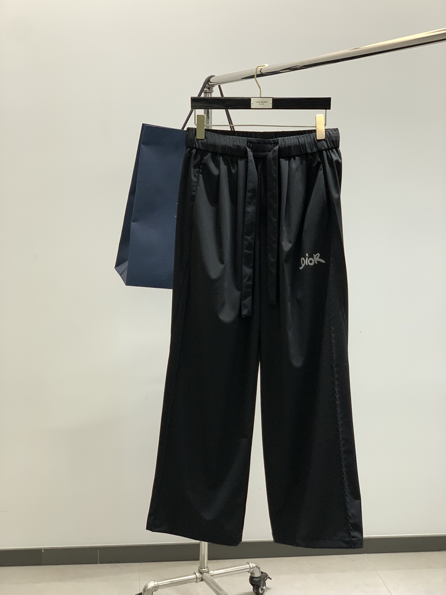 NO:413967,,Dior Dior, 2025 spring new product, available at the same time for counters, simple and fashionable casual pants, original imported fabric, comfortable and breathable, top-level printing craft letter pattern decoration logo, original hardware and auxiliary materials decoration, extremely high grade, unique design, fashionable and handsome on the upper body!  Code number M-3XL, dior, dior, alexander wang19860909,Dior 迪奥, 2025春季新品,专柜同步有售,简约时尚休闲裤,原版进口面料,舒适透气,顶级印花工艺字母图案装饰logo,原版五金辅料装饰,档次极高,独特设计,上身时尚帅气！码数M-3XL,,dior,dior,alexander wang,Men's clothing