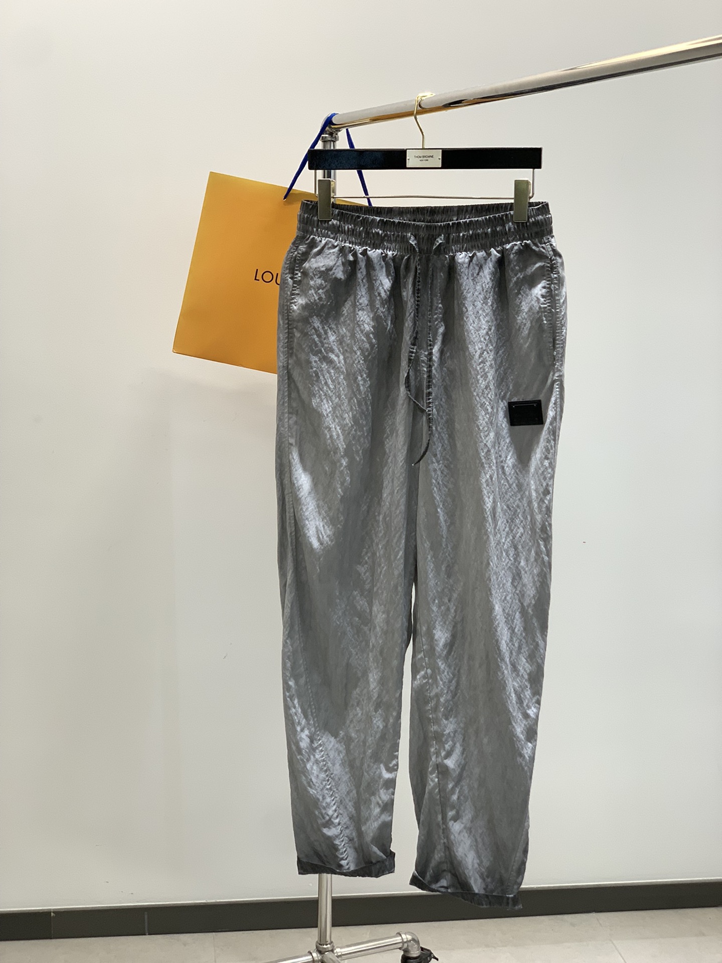 NO:413961,,LouisVuitton, the latest model for spring 2025, available at the counter at the same time, original singles, fashionable casual pants, very distinctive on the upper body!  Eye-catching and highlighted, imported original fabric, top-grade diamond-patterned letter pattern decorative logo, original hardware and auxiliary materials decoration, simple but not lacking in fashion, classic and atmospheric, comfortable and breathable, handsome and stylish on the upper body, 2 colors recommended, code number M-3XL,, louis vuitton, louis vuitton, alexander wang19860909,LouisVuitton 路易威登,2025春季最新款,专柜同步有售,原单狠货,时尚休闲裤,上身很有特点！吸睛而有亮点,进口原版面料,顶级贴钻工艺字母图案装饰Logo,原版五金辅料装饰,简单而不失时尚,经典大气,舒适透气,上身帅气有型,2色推荐,码数M-3XL,,louis vuitton,louis vuitton,alexander wang,Men's clothing