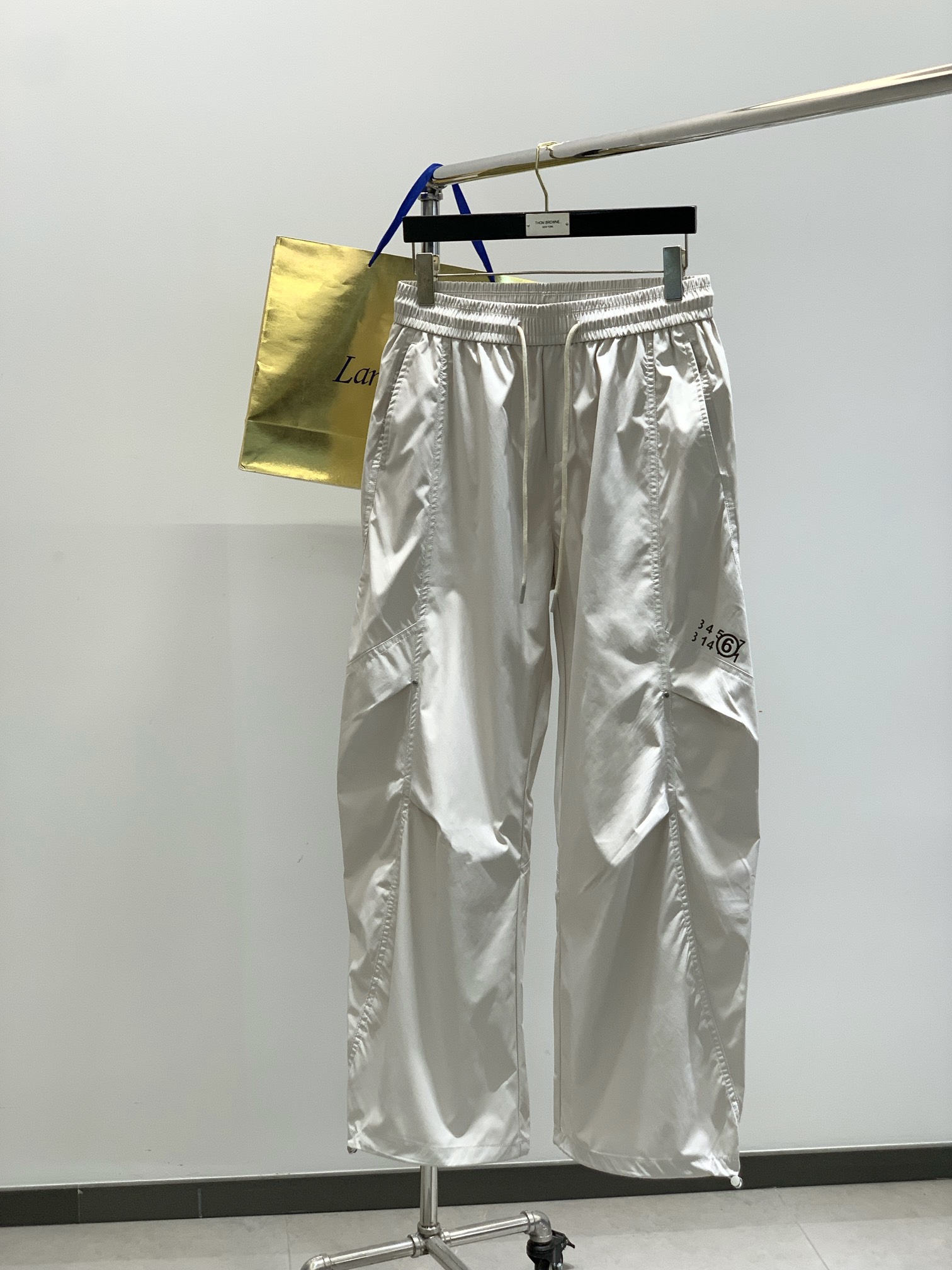 NO:413927,,Maison Margiela, the latest products for spring 2025, fashionable casual pants, special counters are available at the same time, original singles are made of imported original fabrics, excellent comfort, top-grade printing craft letter pattern logo, original hardware and auxiliary decoration, extremely high grade, calm and versatile, handsome and stylish upper body, code M-3XL,,masion margiela,alexander wang19860909,Maison Margiela马吉拉,2025春季最新品,时尚休闲裤,专柜同步有售,原单狠货,采用进口原版面料,舒适度极佳,顶级印花工艺字母图案logo,原版五金辅料装饰,档次极高,从容百搭,上身帅气有型,码数M-3XL,,masion margiela,alexander wang,Men's clothing