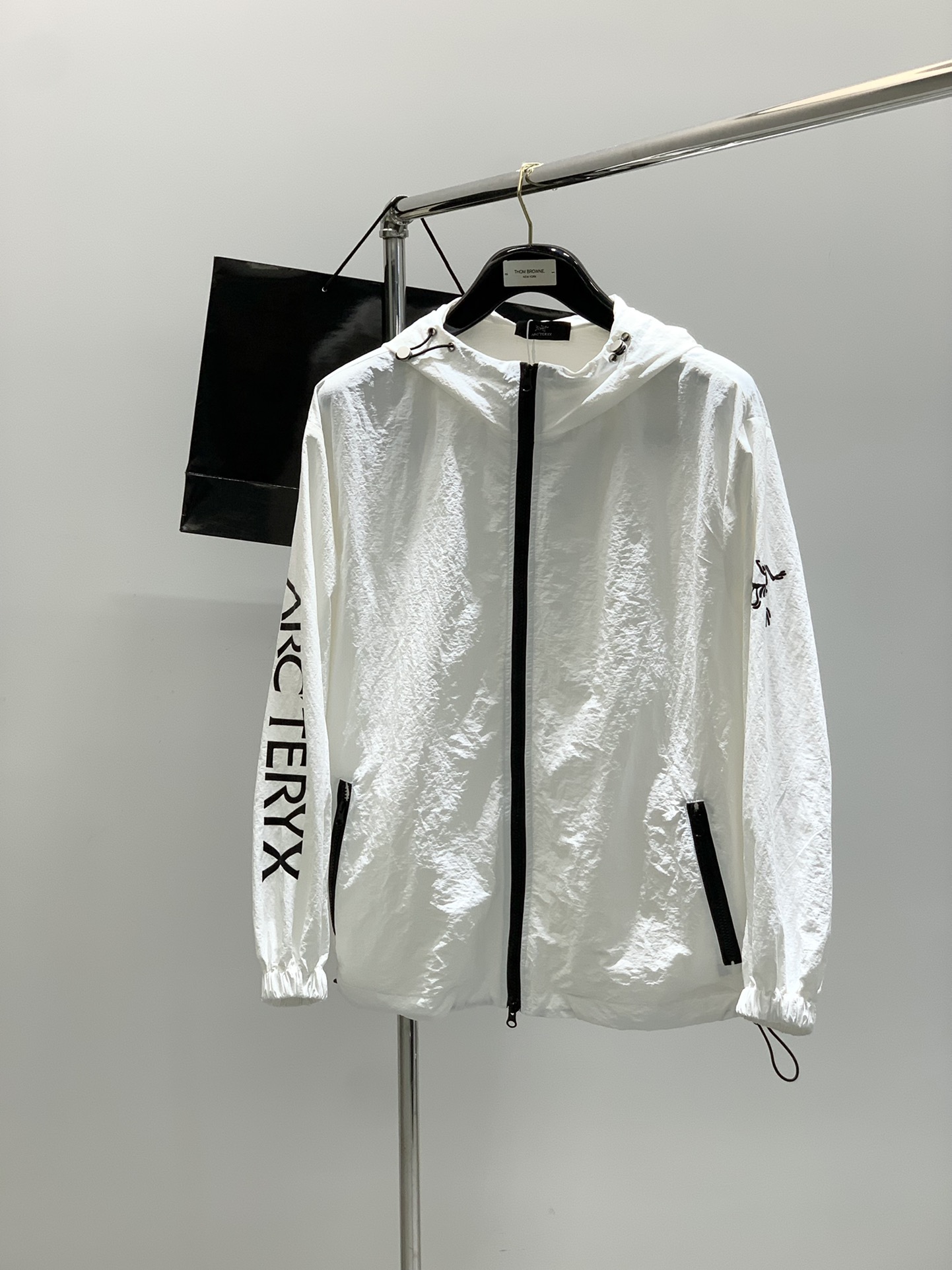 NO:413959,,ARCTERYX Archaeoptera bird, 2025 spring AW new product, fashionable and casual hooded jacket, special counters are available at the same time, original singles, imported original fabrics, extremely complex craftsmanship, fairly elegant and fashionable visuals, noble and elegant, from main fabric to detailed craftsmanship, showing the ingenuity of fashion, 2 colors recommendation, code number M-XL, arc'teryx, jackets & coats,hats,alexander wang19860909,ARCTERYX 始祖鸟,2025春季AW新品,时尚休闲连帽外套,专柜同步有售,原单狠货,进口原版面料,工艺极度复杂,视觉相当雅致时髦,高贵而优雅,从主体面料到细节工艺,彰显时装的匠心所在,2色推荐,码数M-XL,arc'teryx,jackets & coats,hats,alexander wang,Men's clothing