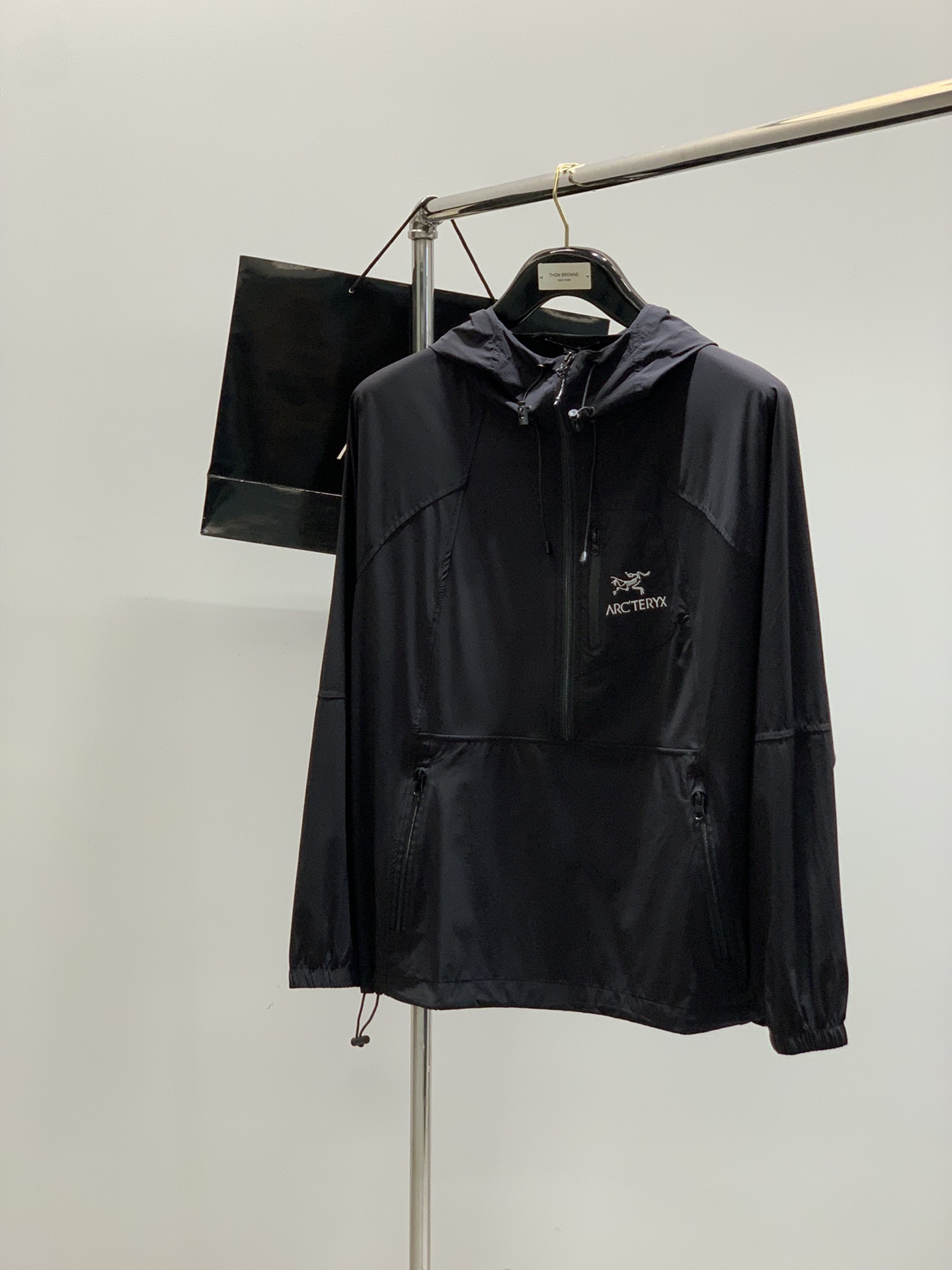 NO:413952,,ARCTERYX Archaeopteryx, 2025 spring AW new product, fashionable and casual hooded jacket, special counters are available at the same time, original singles, imported original fabrics, extremely complex craftsmanship, fairly elegant and fashionable visuals, noble and elegant, from main fabric to detailed craftsmanship, showing the ingenuity of fashion, 2 colors recommendation, code number M-3XL, arc'teryx, jackets & coats,hats,alexander wang19860909,ARCTERYX 始祖鸟,2025春季AW新品,时尚休闲连帽外套,专柜同步有售,原单狠货,进口原版面料,工艺极度复杂,视觉相当雅致时髦,高贵而优雅,从主体面料到细节工艺,彰显时装的匠心所在,2色推荐,码数M-3XL,arc'teryx,jackets & coats,hats,alexander wang,Men's clothing