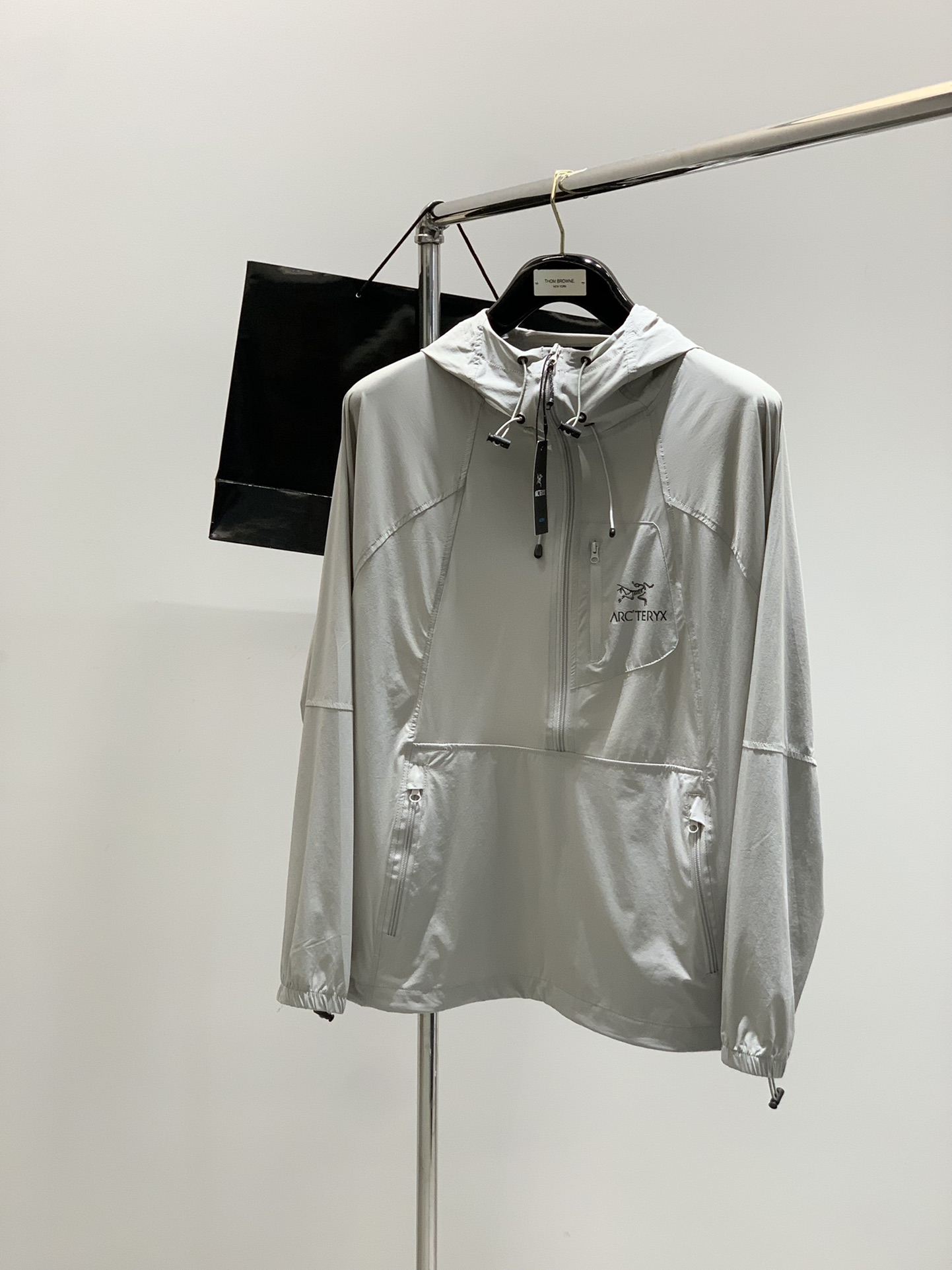 NO:413944,,ARCTERYX Archaeopteryx, 2025 spring AW new product, fashionable and casual hooded jacket, special counters are available at the same time, original singles, imported original fabrics, extremely complex craftsmanship, fairly elegant and fashionable visuals, noble and elegant, from main fabric to detailed craftsmanship, showing the ingenuity of fashion, 2 colors recommendation, code number M-3XL, arc'teryx, jackets & coats,hats,alexander wang19860909,ARCTERYX 始祖鸟,2025春季AW新品,时尚休闲连帽外套,专柜同步有售,原单狠货,进口原版面料,工艺极度复杂,视觉相当雅致时髦,高贵而优雅,从主体面料到细节工艺,彰显时装的匠心所在,2色推荐,码数M-3XL,arc'teryx,jackets & coats,hats,alexander wang,Men's clothing