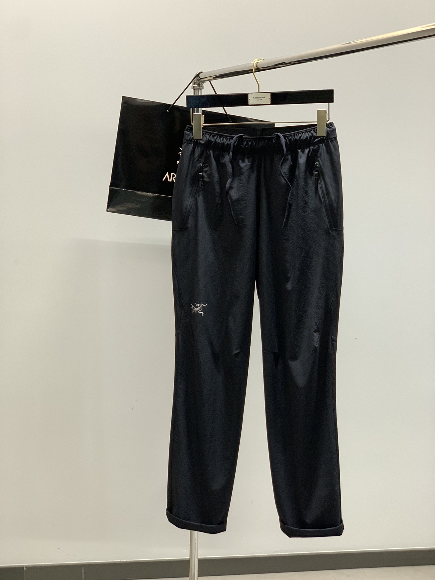 NO:413932,,ARCTERYX Archaeopteryx, 2025 spring new product, fashionable casual pants, special counters are available at the same time, original single product, imported original fabric, top-grade printing craft letter pattern logo, extremely high-end, calm and versatile, handsome and stylish, code number M-4XL, arc'teryx, alexander wang19860909,ARCTERYX 始祖鸟,2025春季新品,时尚休闲裤,专柜同步有售,原单狠货,采用进口原版面料,顶级印花工艺字母图案logo,档次极高,从容百搭,上身帅气有型,码数M-4XL,arc'teryx,alexander wang,Men's clothing