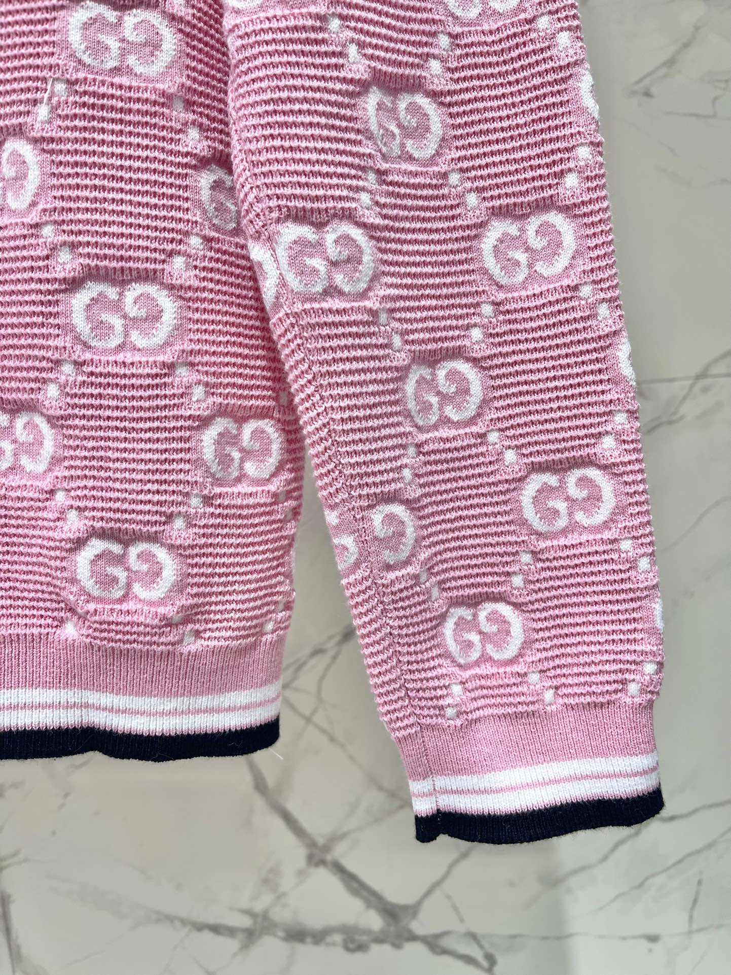 𝗚𝗨𝗖𝗖𝗜* 古驰女士GG 嵌花棉质针织开衫外套

就是这件GUCCI的GG嵌花棉质针织开衫外套！🧥 一