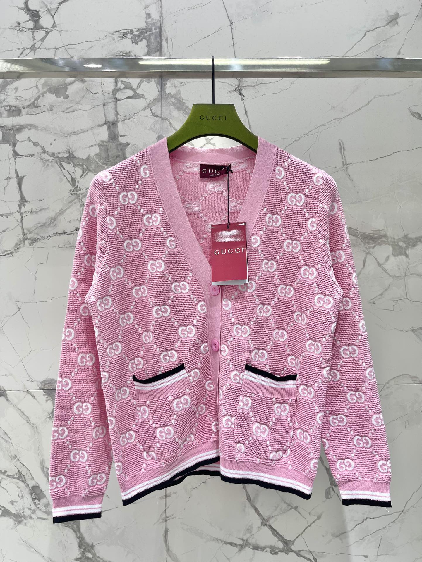𝗚𝗨𝗖𝗖𝗜* 古驰女士GG 嵌花棉质针织开衫外套

就是这件GUCCI的GG嵌花棉质针织开衫外套！🧥 一