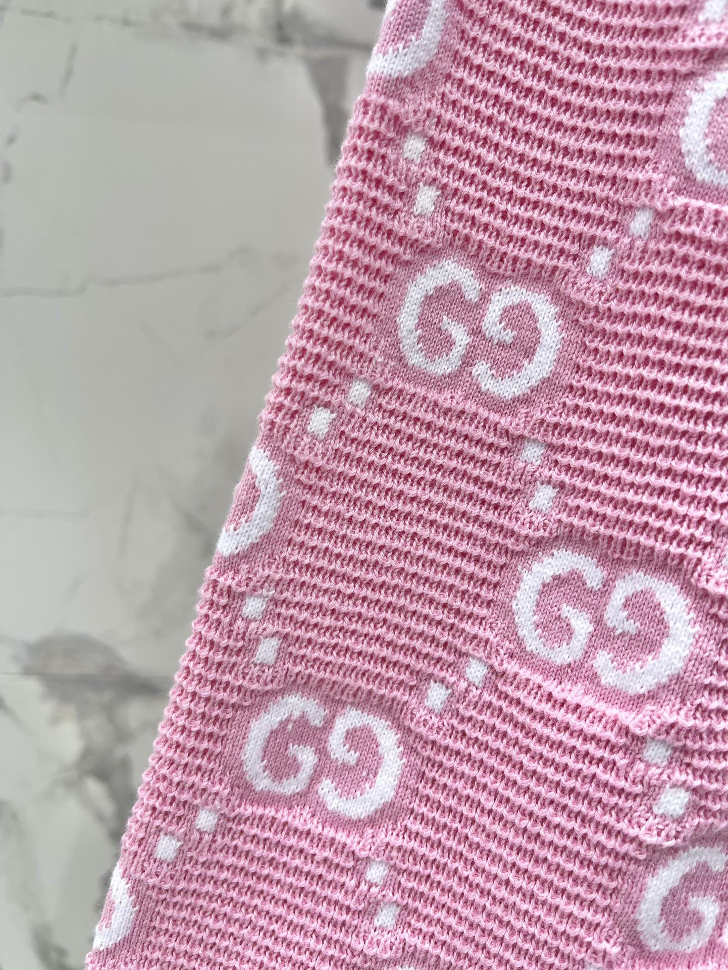 𝗚𝗨𝗖𝗖𝗜* 古驰女士GG 嵌花棉质针织开衫外套

就是这件GUCCI的GG嵌花棉质针织开衫外套！🧥 一