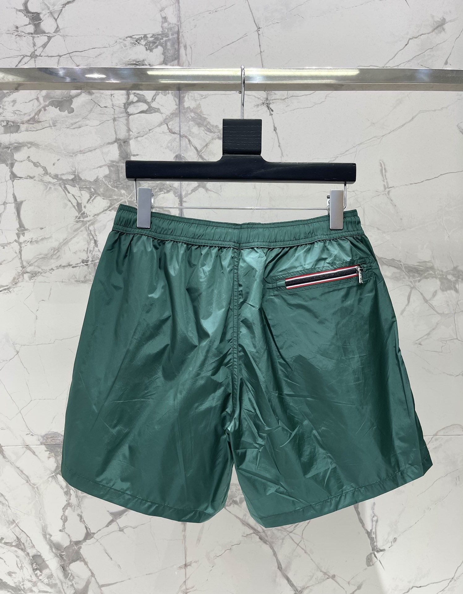 𝗠𝗢𝗡𝗖𝗟𝗘* 蒙口男士沙滩游泳裤
这款MONCLER*的男士沙滩游泳裤!👑 简约而不失时尚的设计深深