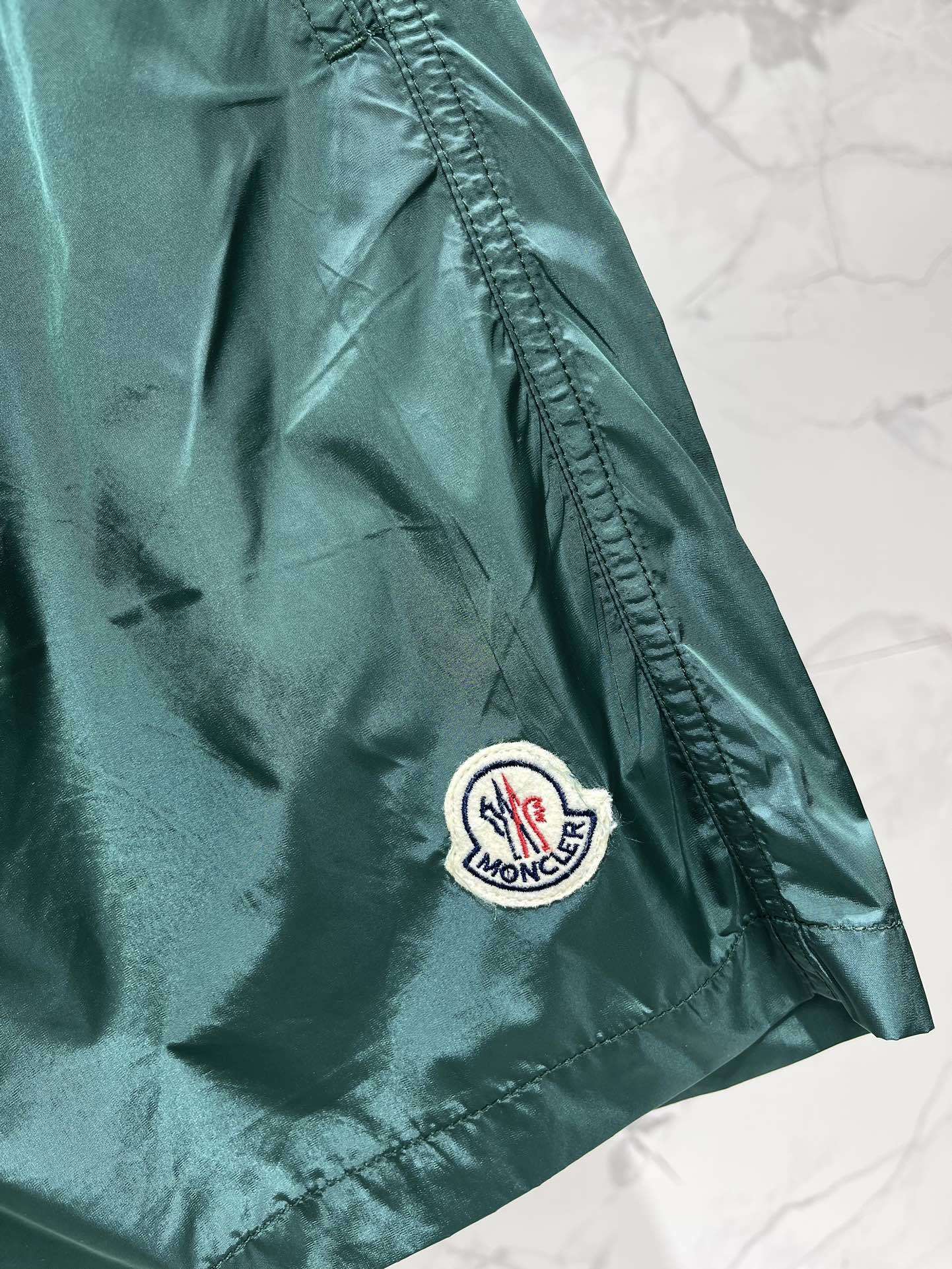 𝗠𝗢𝗡𝗖𝗟𝗘* 蒙口男士沙滩游泳裤
这款MONCLER*的男士沙滩游泳裤!👑 简约而不失时尚的设计深深