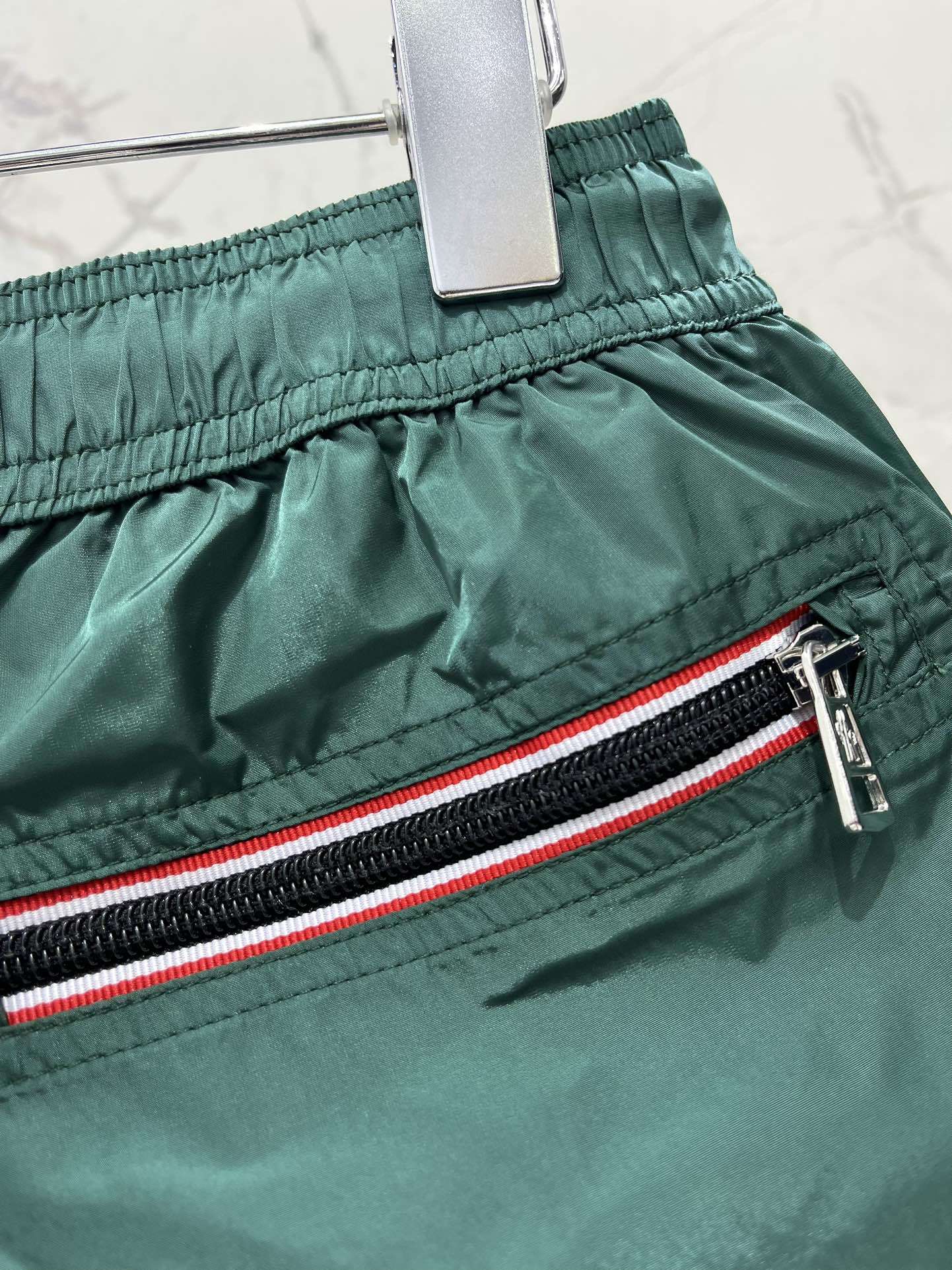 𝗠𝗢𝗡𝗖𝗟𝗘* 蒙口男士沙滩游泳裤
这款MONCLER*的男士沙滩游泳裤!👑 简约而不失时尚的设计深深