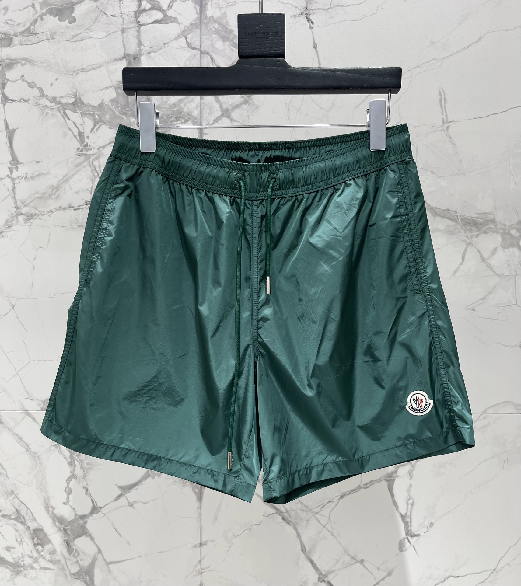 𝗠𝗢𝗡𝗖𝗟𝗘* 蒙口男士沙滩游泳裤
这款MONCLER*的男士沙滩游泳裤!👑 简约而不失时尚的设计深深
