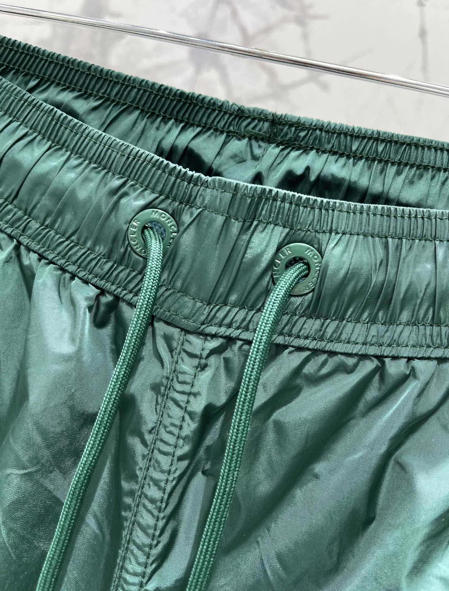 𝗠𝗢𝗡𝗖𝗟𝗘* 蒙口男士沙滩游泳裤
这款MONCLER*的男士沙滩游泳裤!👑 简约而不失时尚的设计深深
