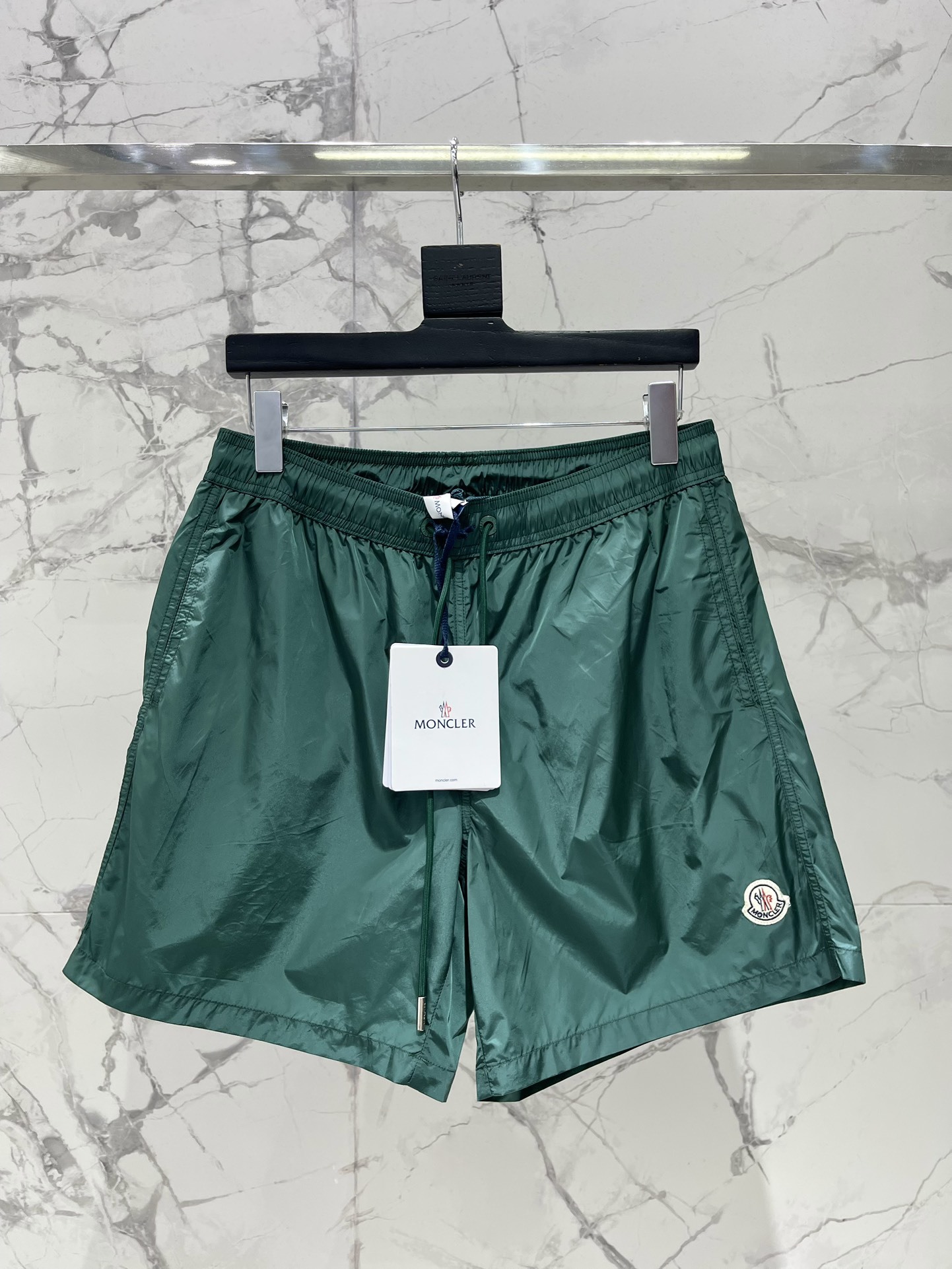 𝗠𝗢𝗡𝗖𝗟𝗘* 蒙口男士沙滩游泳裤
这款MONCLER*的男士沙滩游泳裤!👑 简约而不失时尚的设计深深