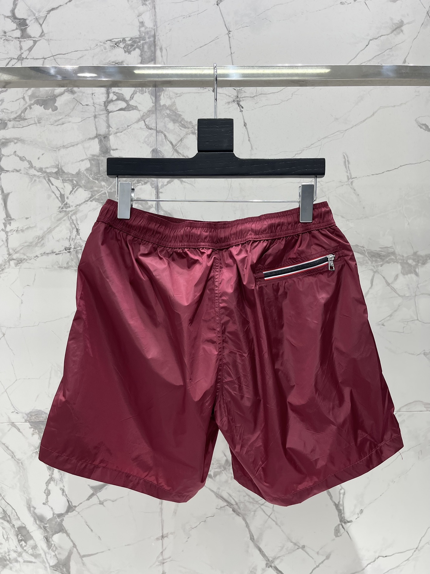 𝗠𝗢𝗡𝗖𝗟𝗘* 蒙口男士沙滩游泳裤
这款MONCLER*的男士沙滩游泳裤!👑 简约而不失时尚的设计深深