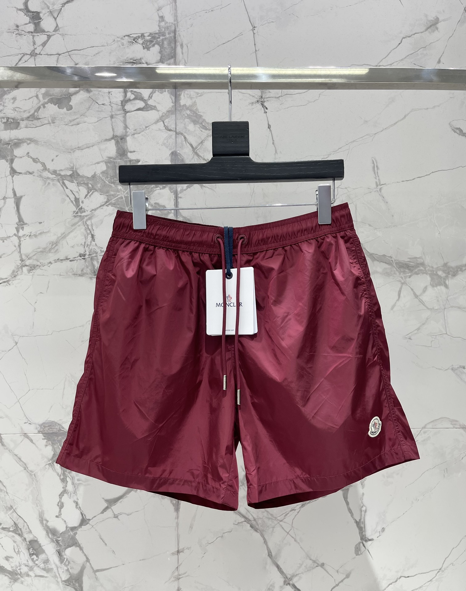 𝗠𝗢𝗡𝗖𝗟𝗘* 蒙口男士沙滩游泳裤
这款MONCLER*的男士沙滩游泳裤!👑 简约而不失时尚的设计深深
